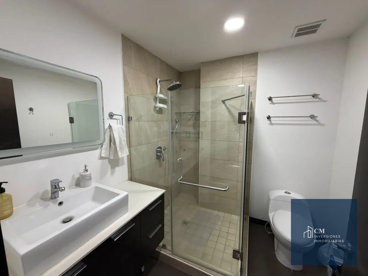 Baño — Vive con estilo en Vista Hermosa I: apartamento amueblado en renta Z15 — Apartamento en Alquiler en Vista Hermosa I, Zona 15, Guatemala, Ciudad — foto 14 de 14