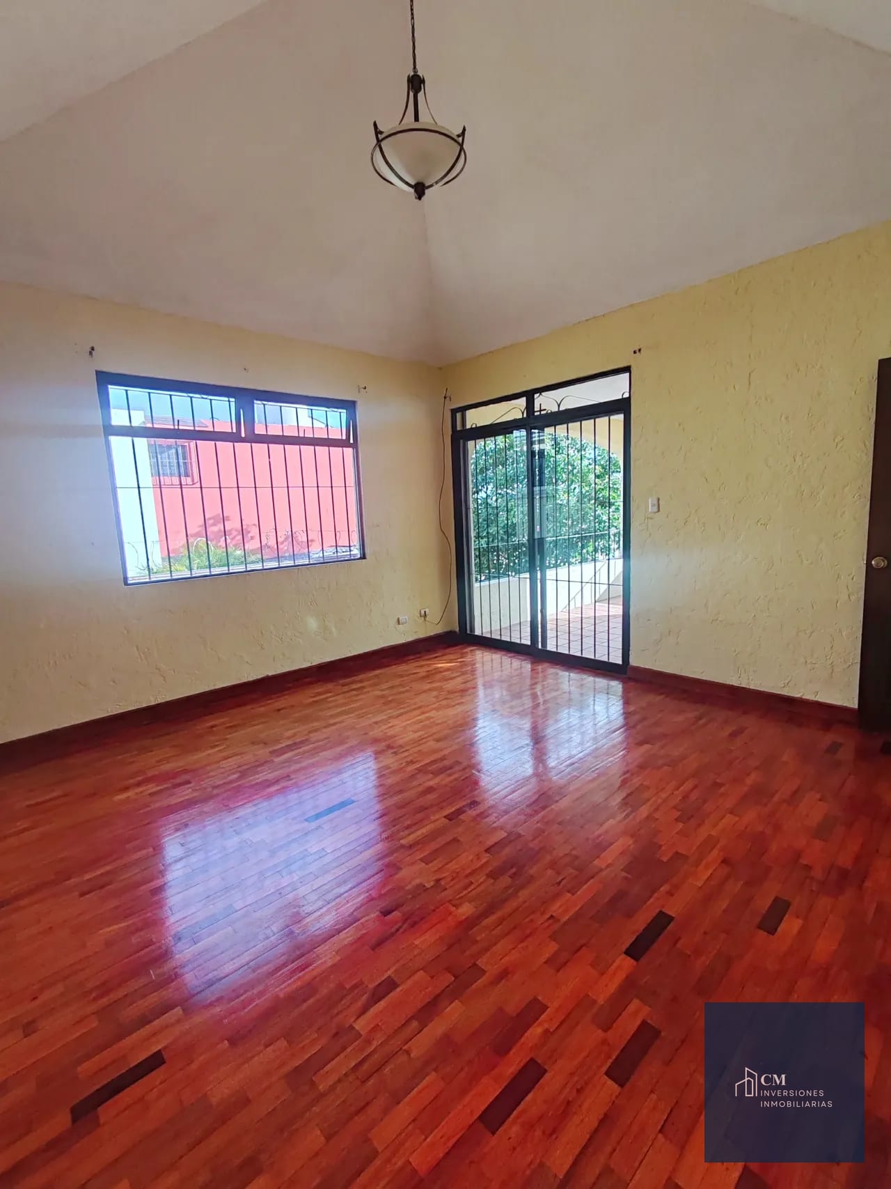 Sala Familiar — Casa en renta en Buganvilias de Arrazola, 16.5 Carretera al Salvador — Casa en Venta en Bouganbilias de Arrazola, Carretera a El Salvador, Guatemala, Ciudad — foto 8 de 17