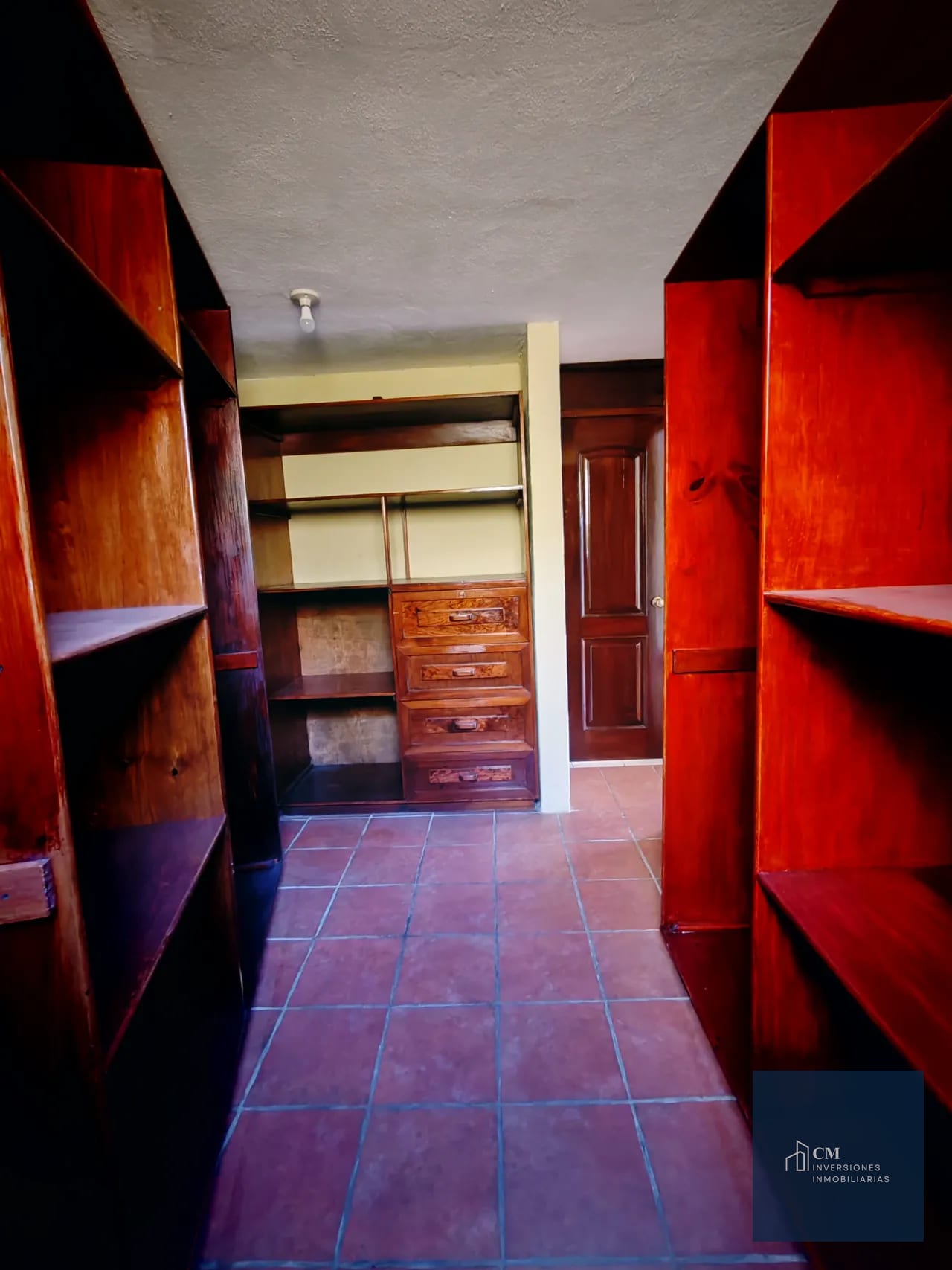 Walk-in Closet — Casa en renta en Buganvilias de Arrazola, 16.5 Carretera al Salvador — Casa en Venta en Bouganbilias de Arrazola, Carretera a El Salvador, Guatemala, Ciudad — foto 10 de 17