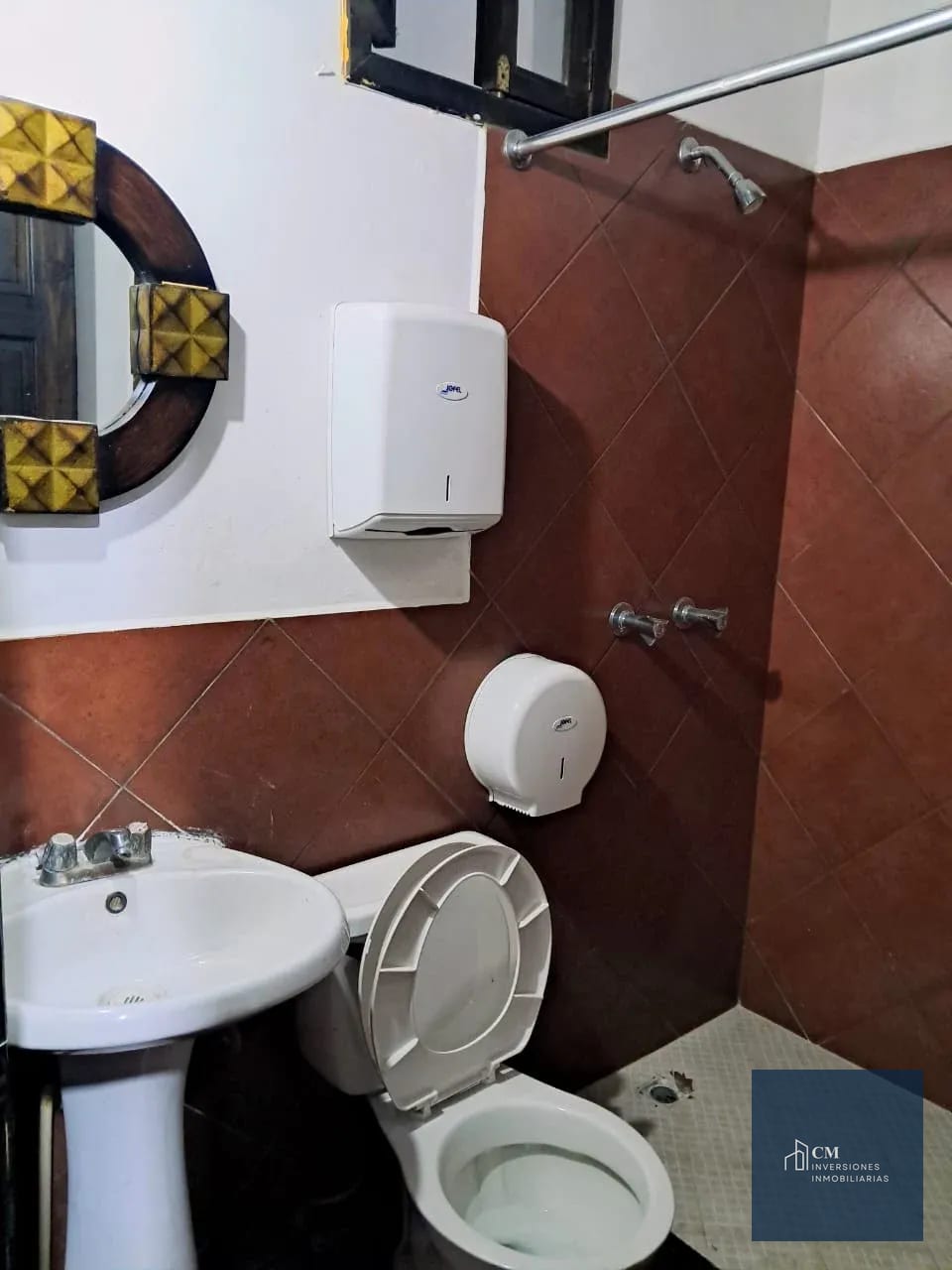 Baño — Local con Oficinas en Centro comercial en Antigua Guatemala — Local en Alquiler en Antigua, Sacatepéquez — foto 7 de 8