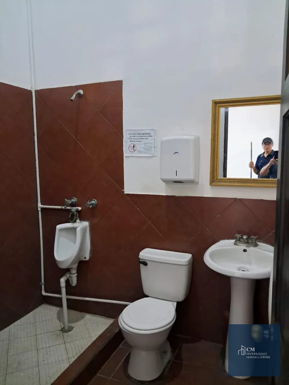 Baño — Local con Oficinas en Centro comercial en Antigua Guatemala — Local en Alquiler en Antigua, Sacatepéquez — foto 8 de 8