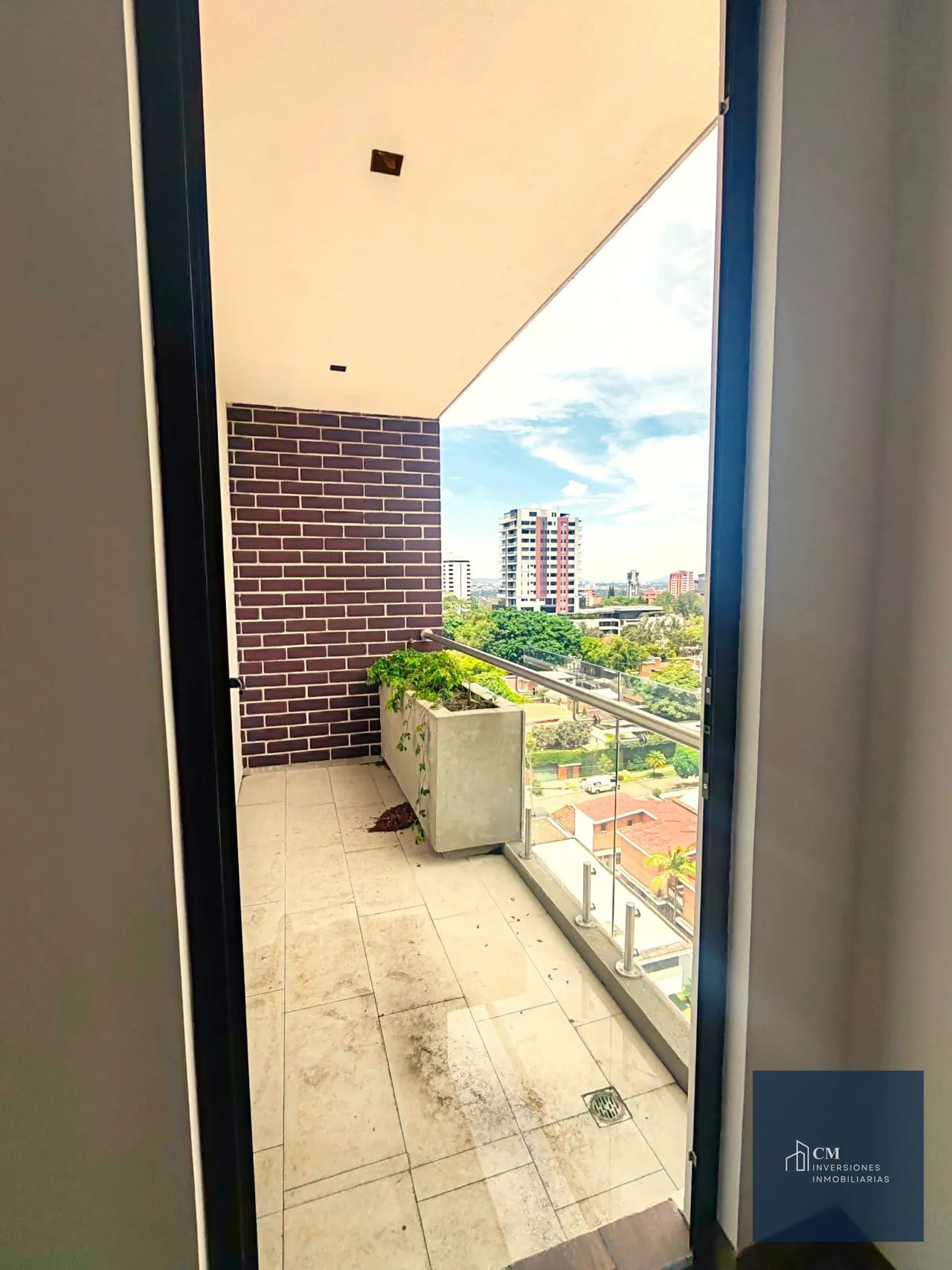 Balcón — APARTAMENTO EN ZONA 15, VH II. ¡Comodidad, estilo y amenidades! — Apartamento en Alquiler en Vista Hermosa II, Zona 15, Guatemala, Ciudad — foto 4 de 17