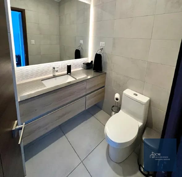 Baño — ¡Tu mejor Inversión! ¡Amplitud, pérgola y jardín! — Apartamento en Venta en Ciudad Vieja, Zona 10, Guatemala, Ciudad — foto 5 de 17