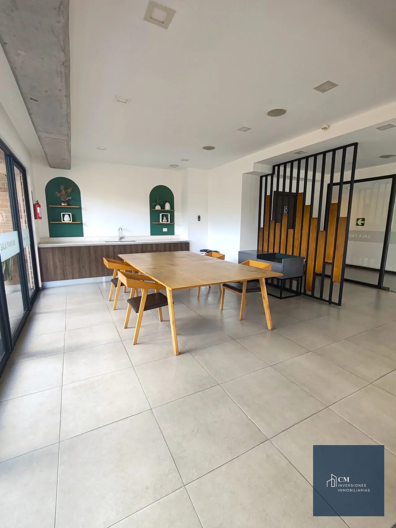 Sala Familiar — ¡Tu mejor Inversión! ¡Amplitud, pérgola y jardín! — Apartamento en Venta en Ciudad Vieja, Zona 10, Guatemala, Ciudad — foto 14 de 17