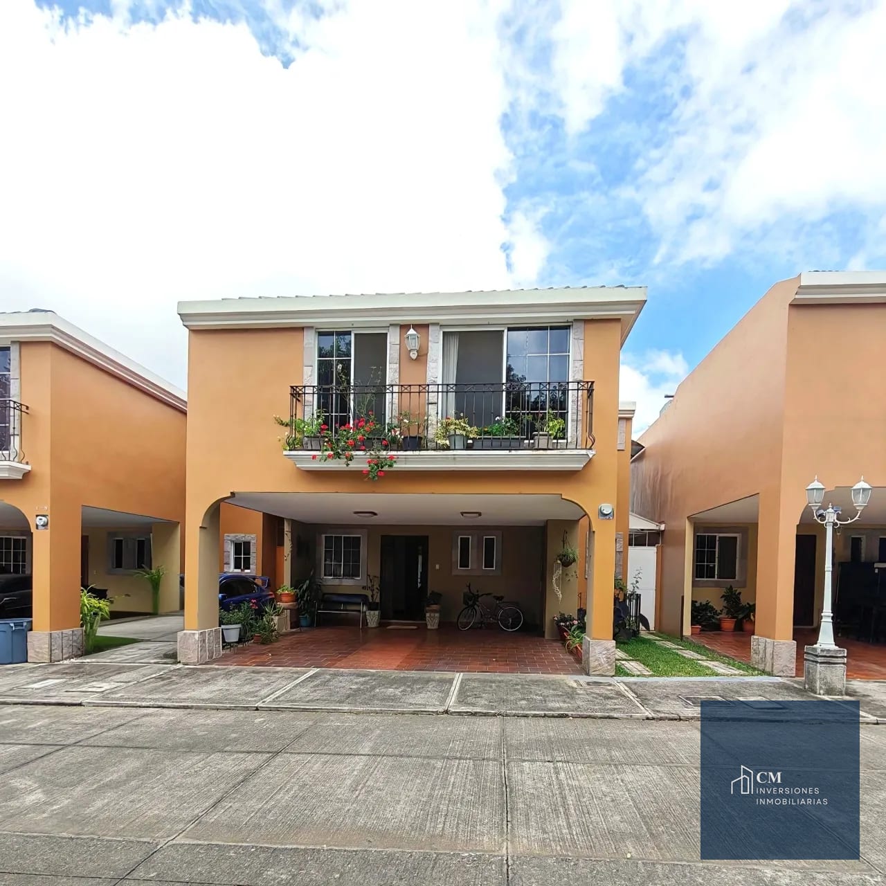 Fachada — ¡Tu nuevo hogar en zona 16! Alcázar de Santa Amelia con 4 habitaciones — Casa en Venta en Zona 16, Guatemala, Ciudad — foto 1 de 17