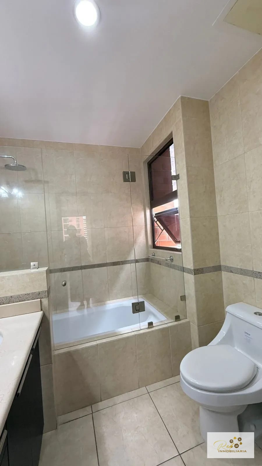 🏢 Apartamento AMUEBLADO en alquiler — Zona 10, Edificio Santa María — Apartamento en Alquiler en Zona 10, Guatemala, Ciudad — foto 4 de 10