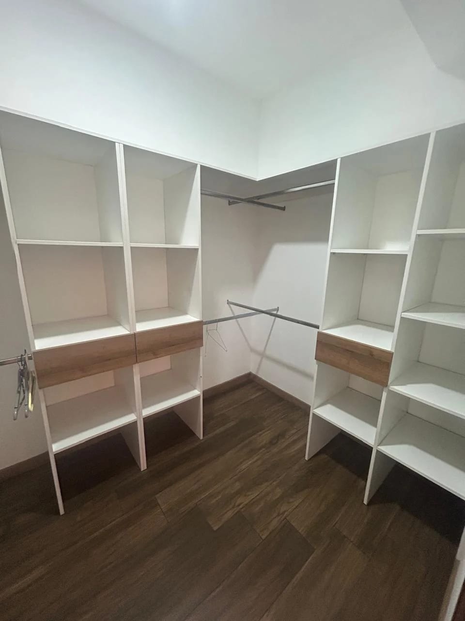 Se Alquila Apto. Edificio Casa Acueducto, Zona 10. Nivel Bajo. — Apartamento en Alquiler en Casa Acueducto, Zona 10, Guatemala, Ciudad — foto 8 de 16
