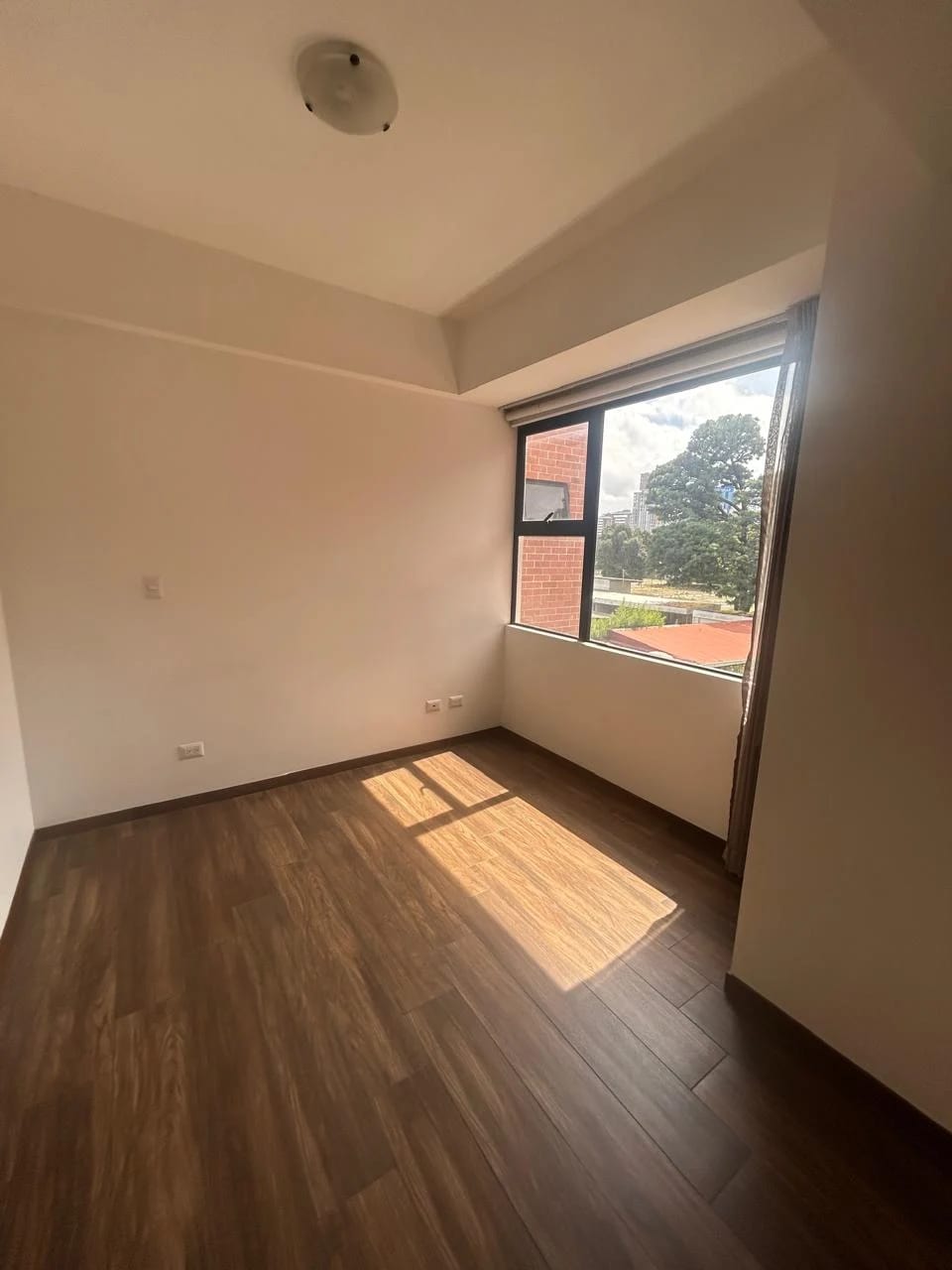 Se Alquila Apto. Edificio Casa Acueducto, Zona 10. Nivel Bajo. — Apartamento en Alquiler en Casa Acueducto, Zona 10, Guatemala, Ciudad — foto 11 de 16