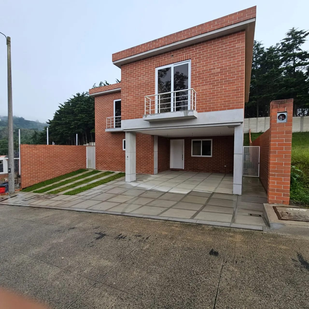 Casa en venta Buena Fuente CES 3 habitaciones + 6 parqueos — Casa en Venta en Santa Catarina Pinula, Guatemala, Ciudad — foto 2 de 17