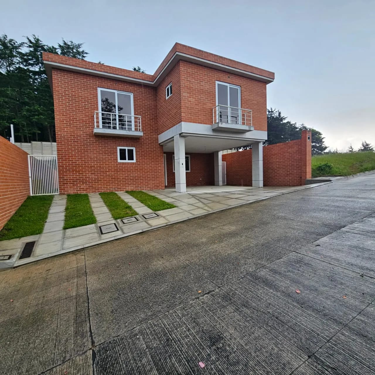 Casa en venta Buena Fuente CES 3 habitaciones + 6 parqueos — Casa en Venta en Santa Catarina Pinula, Guatemala, Ciudad — foto 1 de 17