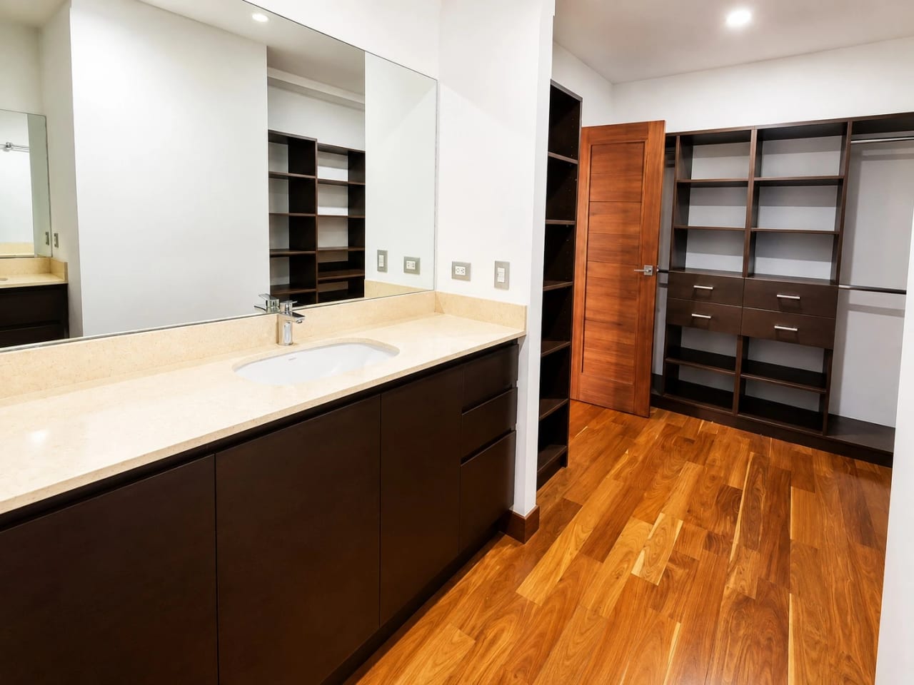 Apartamento en renta zona 14 Noguchi 3 habitaciones + 3 parqueos - Image 2