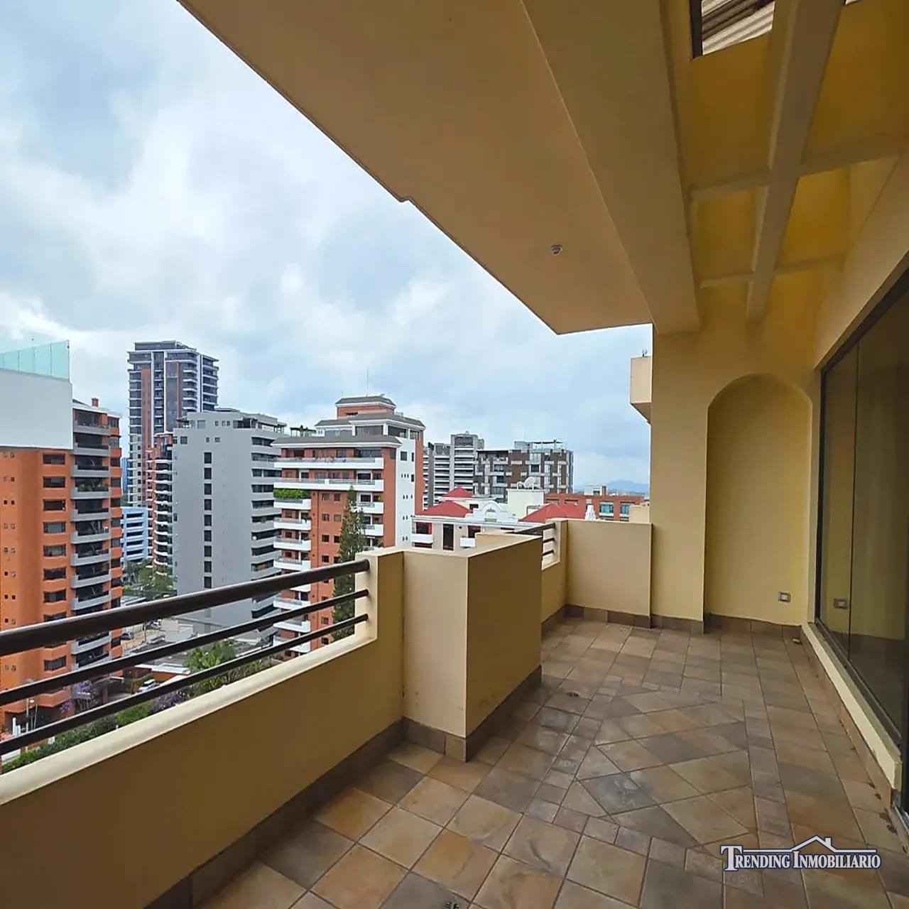 Apartamento en venta zona 10 Edificio Torre Castelar de 4 habitaciones — Apartamento en Venta en Torre Castelar, Zona 10, Guatemala, Ciudad — foto 4 de 9