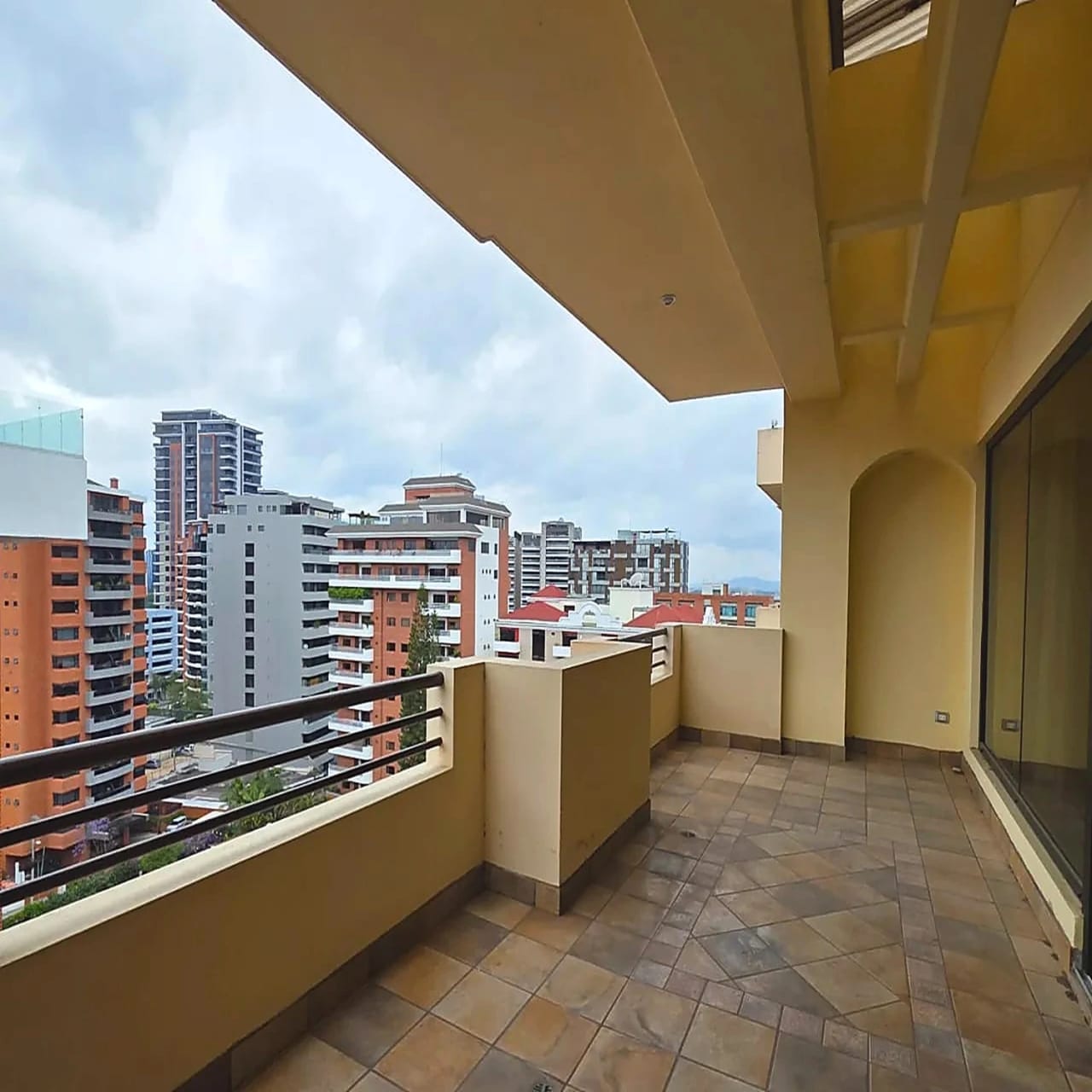 Apartamento en renta zona 10 Edificio Torre Castelar de 4 habitaciones — Apartamento en Alquiler en Torre Castelar, Zona 10, Guatemala, Ciudad — foto 6 de 11