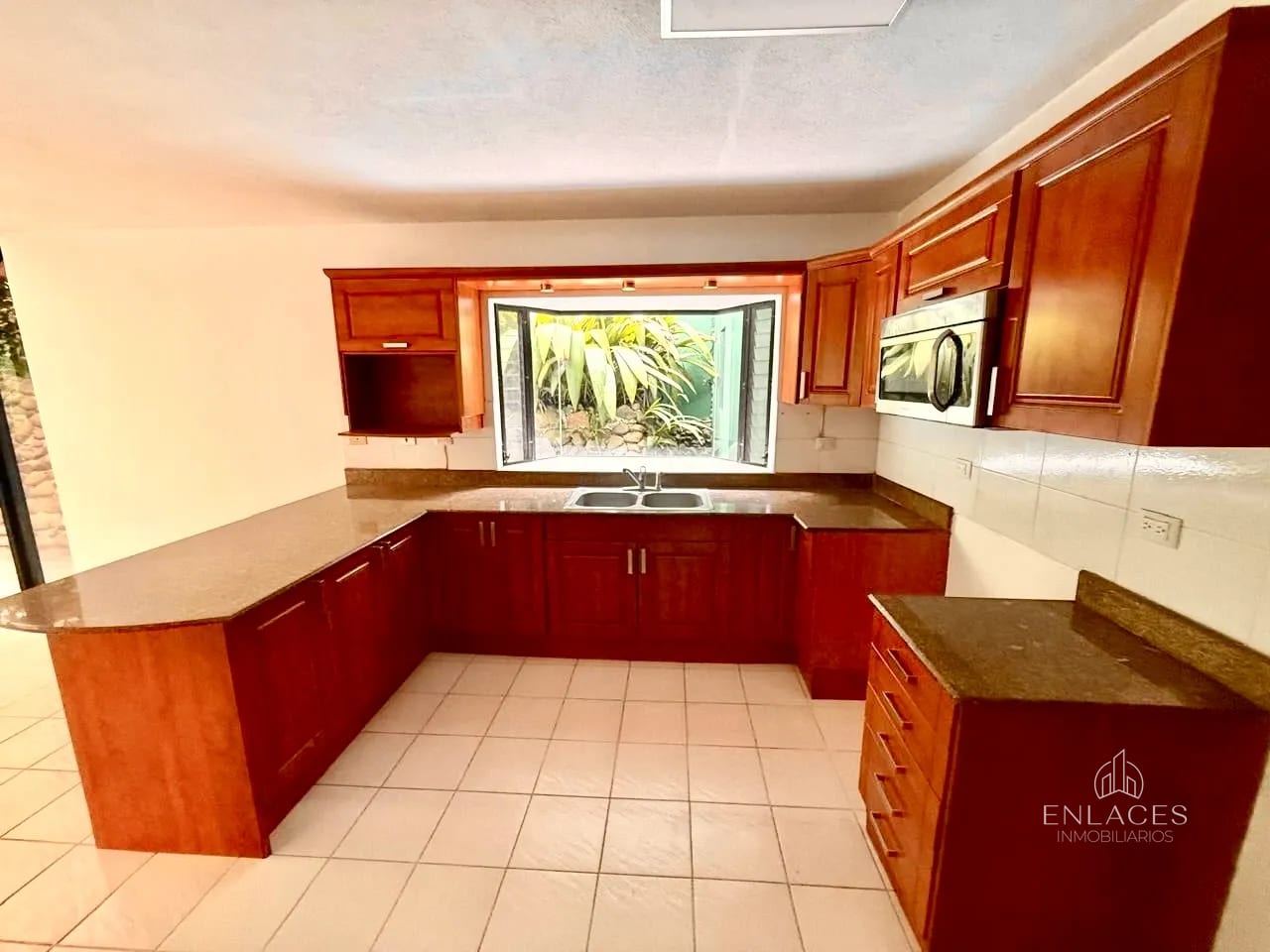 Km 12 CAES • Casa en Venta • Condominio La Encantada — Casa en Venta en La Encantada, Carretera a El Salvador, Guatemala, Ciudad — foto 2 de 14