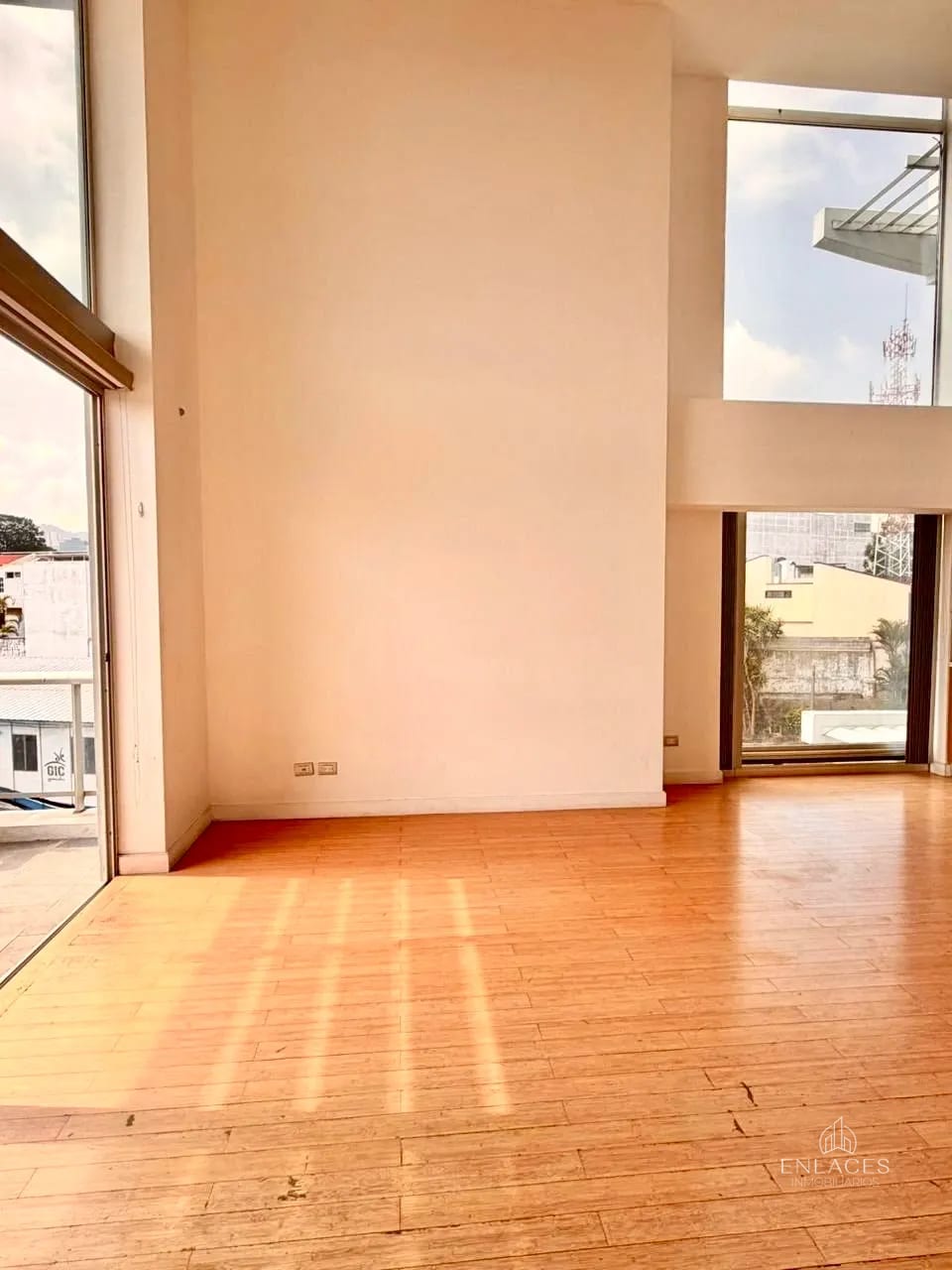Zona 10 • Apartamento en Renta/Venta • Edificio Atrium — Apartamento en Alquiler en Atrium, Zona 10, Guatemala, Ciudad — foto 3 de 12