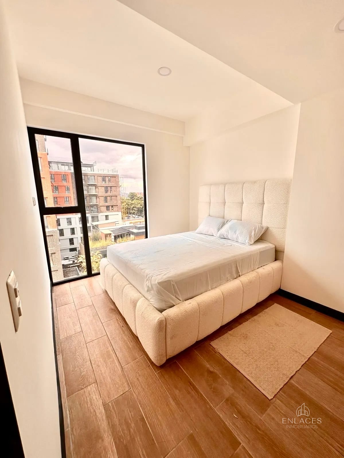Zona 10 • Apartamento con Terraza en Venta • Edificio Senseti 10 — Apartamento en Venta en Zona 10, Guatemala, Ciudad — foto 6 de 11