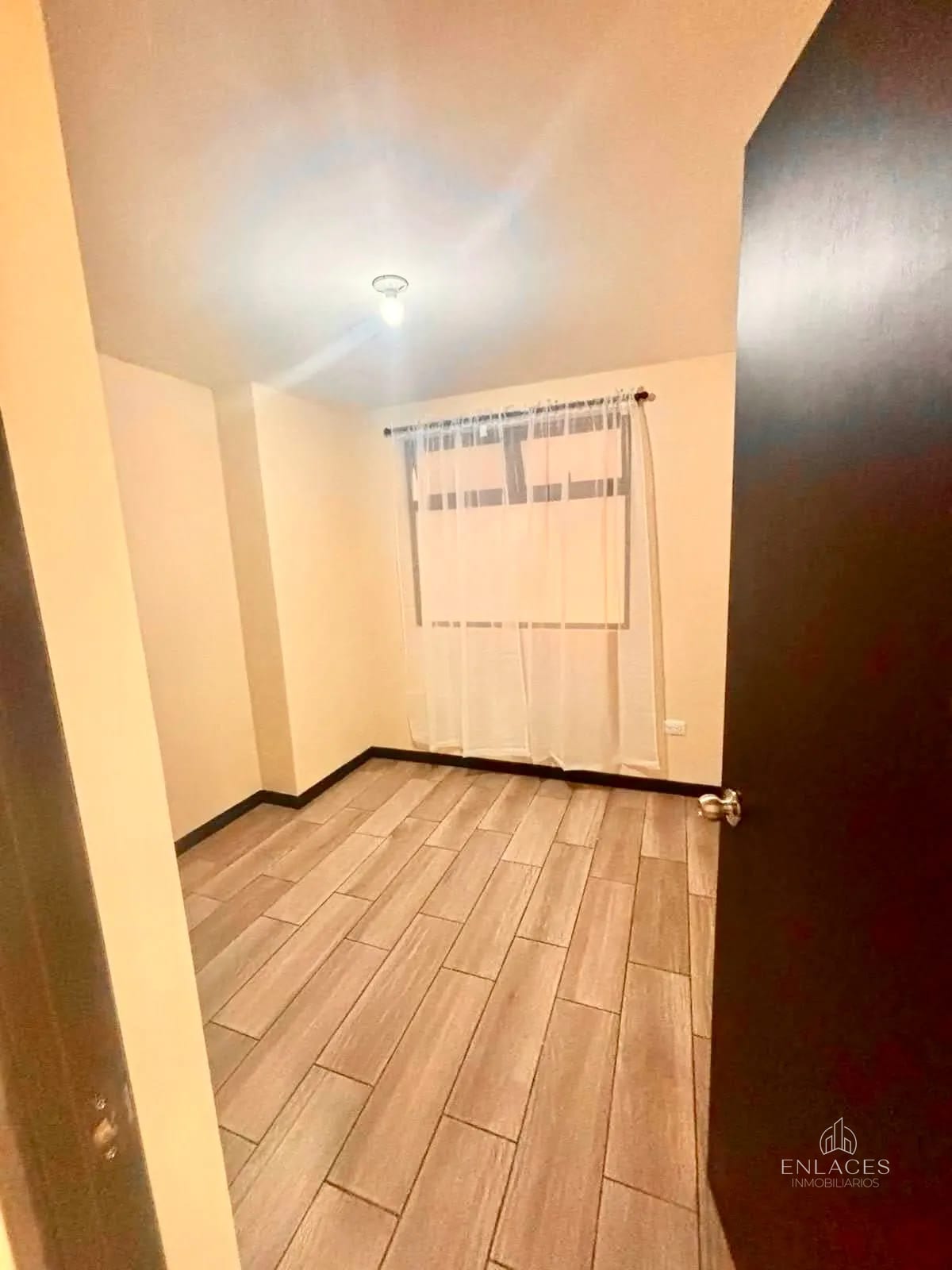 Zona 12 • Apartamento en Renta • Edificio Petápolis — Apartamento en Alquiler en Petápolis, Zona 12, Guatemala, Ciudad — foto 3 de 12