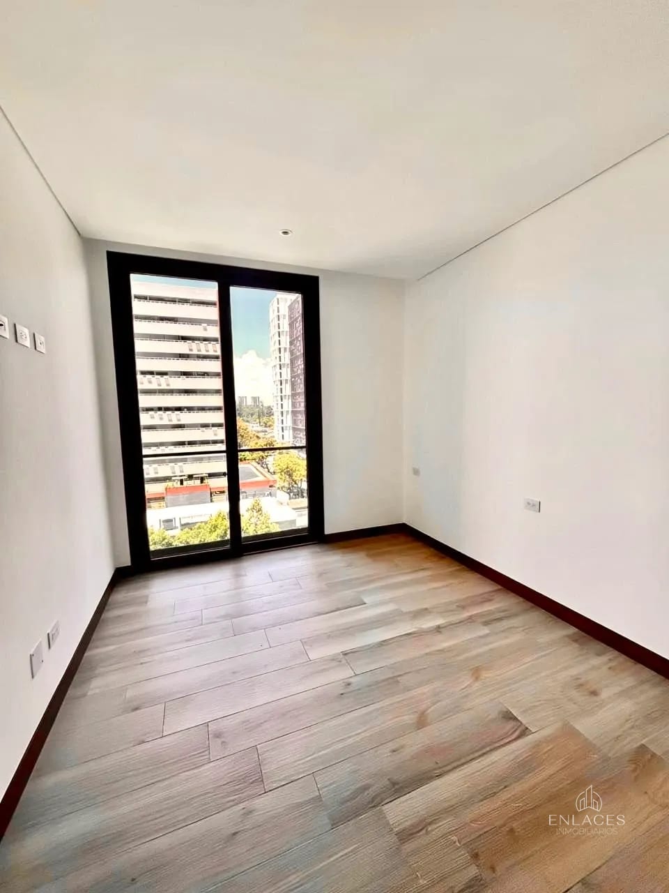 Zona 10 • Apartamento en Renta • Edificio Ferré Diez — Apartamento en Alquiler en Ferré Diez, Zona 10, Guatemala, Ciudad — foto 6 de 8