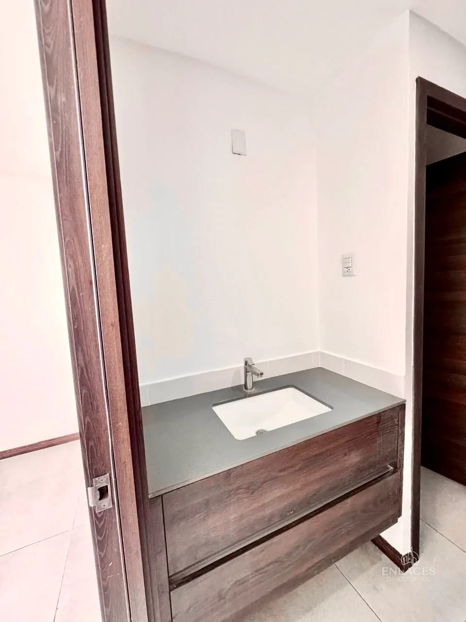 Zona 10 • Apartamento en Renta • Edificio Mira — Apartamento en Alquiler en Mira, Zona 10, Guatemala, Ciudad — foto 9 de 14