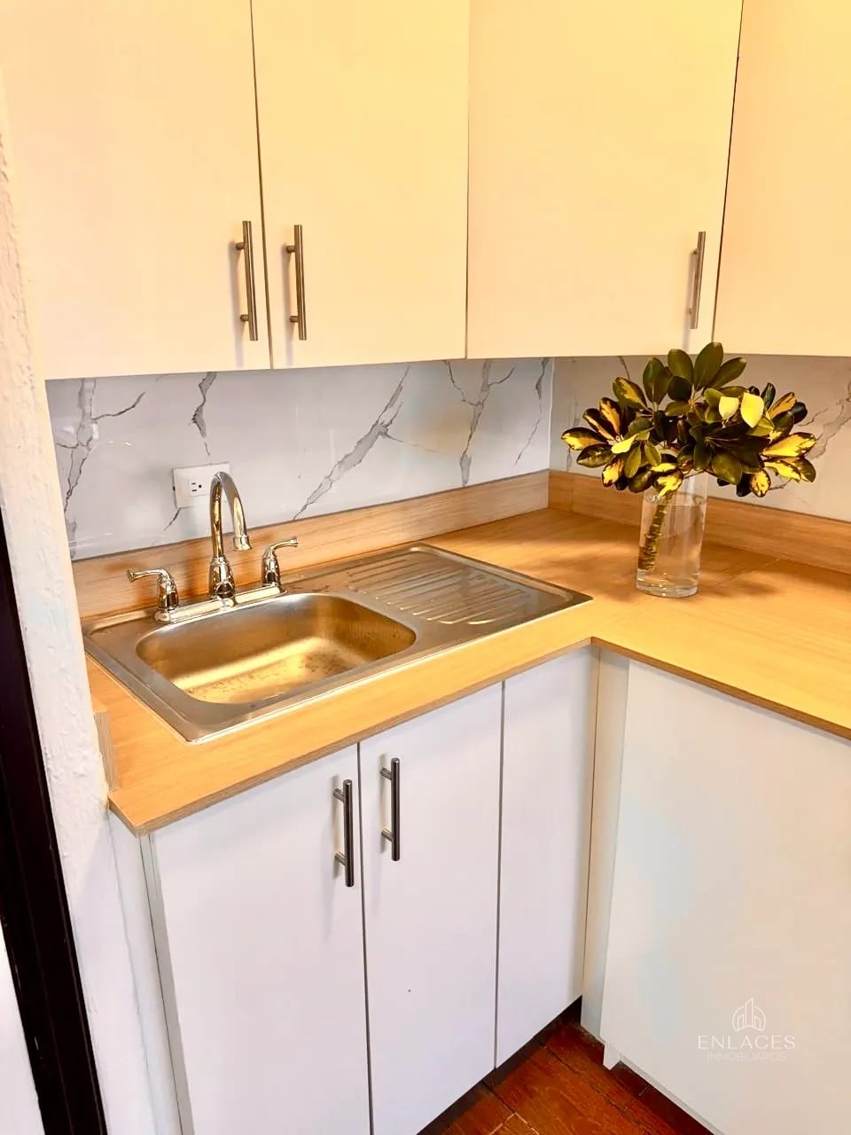 Zona 9 • Apartamento en Renta • Edificio Cortijo Reforma — Apartamento en Alquiler en Cortijo Reforma, Zona 9, Guatemala, Ciudad — foto 3 de 12