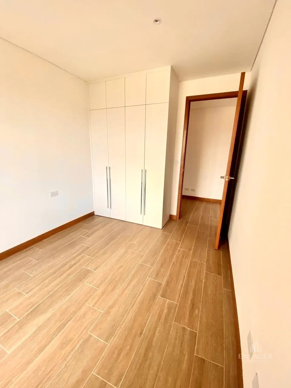 Zona 10 • Apartamento en Renta • Edificio Ferré Diez — Apartamento en Alquiler en Ferré Diez, Zona 10, Guatemala, Ciudad — foto 11 de 15