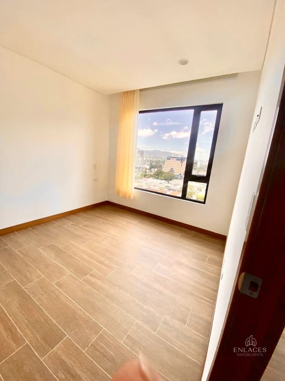 Zona 10 • Apartamento en Renta • Edificio Ferré Diez — Apartamento en Alquiler en Ferré Diez, Zona 10, Guatemala, Ciudad — foto 4 de 15