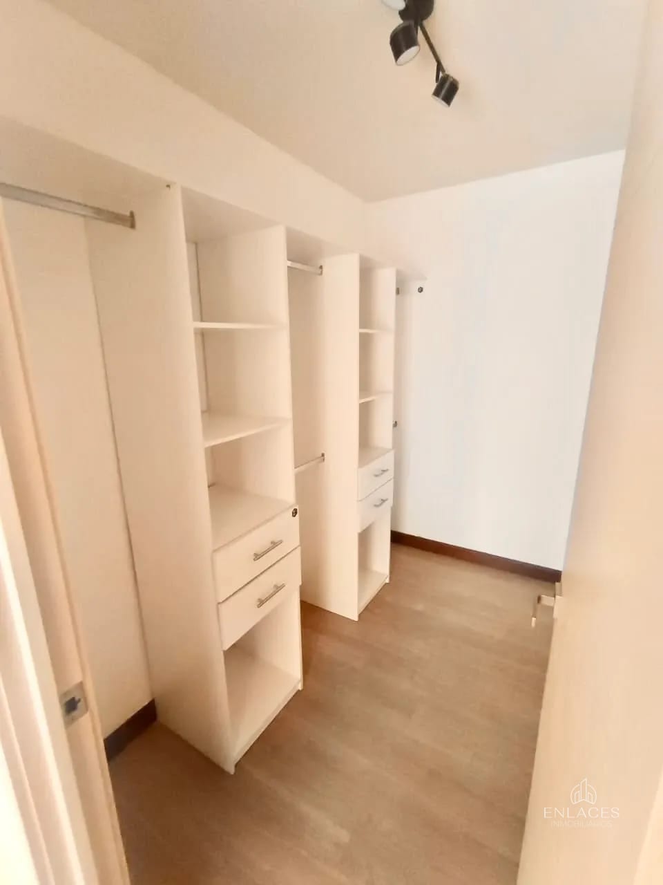 Zona 10 • Apartamento en Renta • Edificio Veinti4 — Apartamento en Alquiler en Veinti4, Zona 10, Guatemala, Ciudad — foto 4 de 17