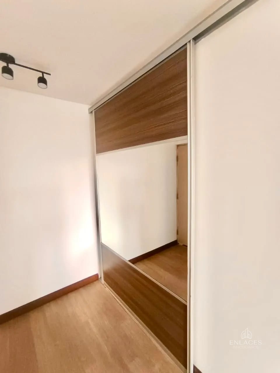 Zona 10 • Apartamento en Renta • Edificio Veinti4 — Apartamento en Alquiler en Veinti4, Zona 10, Guatemala, Ciudad — foto 12 de 17