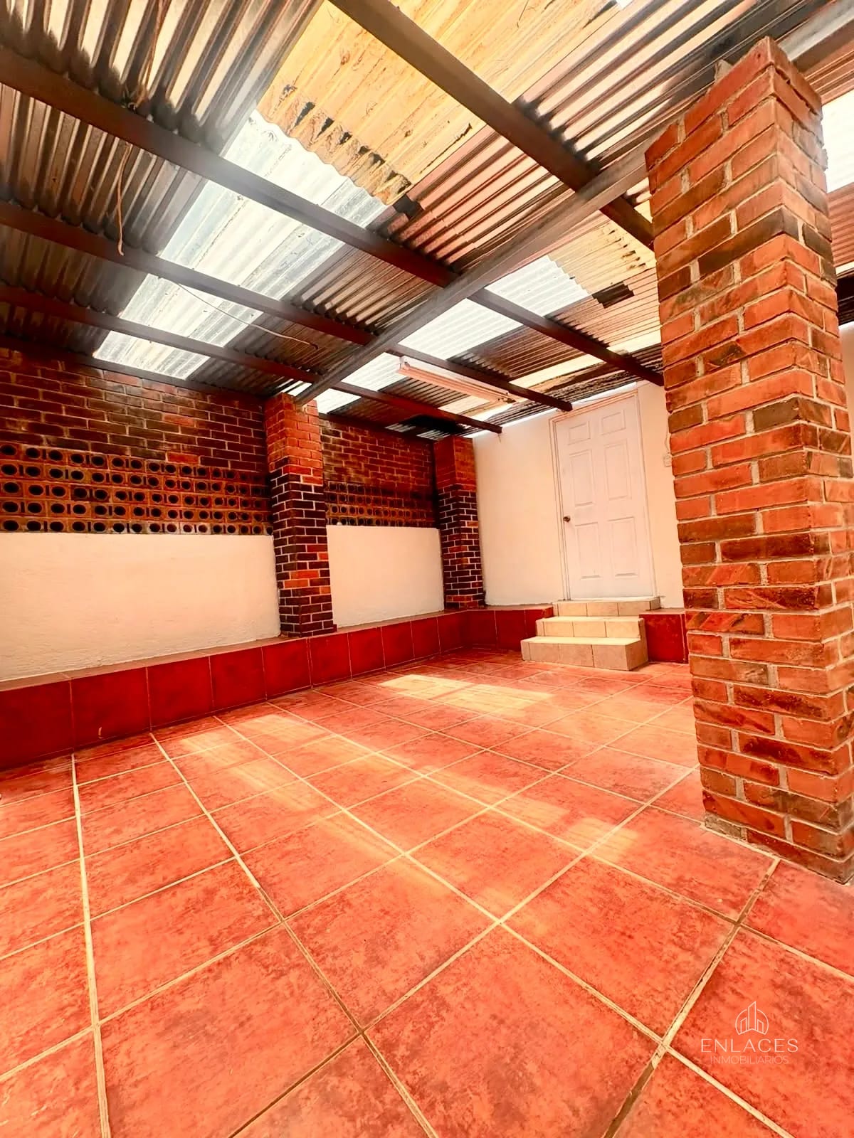 Zona 16 • Casa en Renta/Venta • Fuera de garita en Kanajuyú — Casa en Alquiler en Kanajuyú, Zona 16, Guatemala, Ciudad — foto 4 de 14