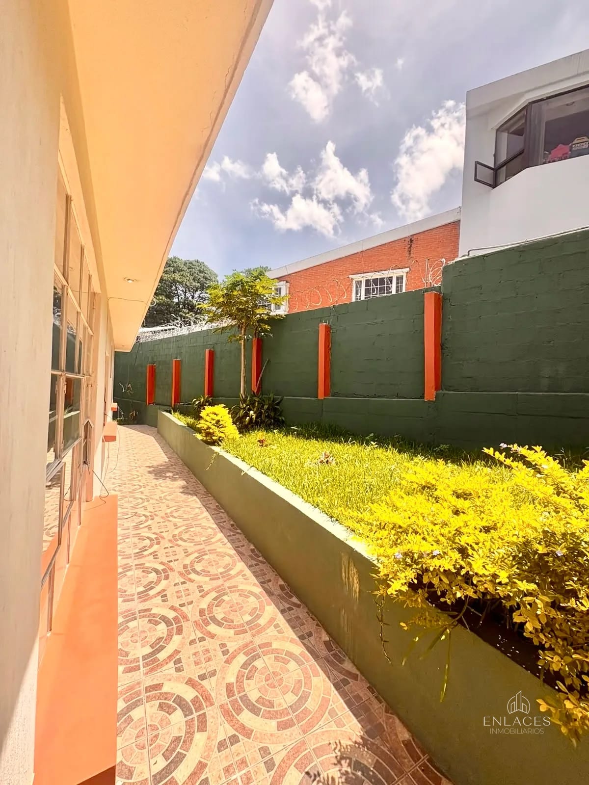 Zona 16 • Casa en Renta/Venta • Fuera de garita en Kanajuyú — Casa en Alquiler en Kanajuyú, Zona 16, Guatemala, Ciudad — foto 7 de 14