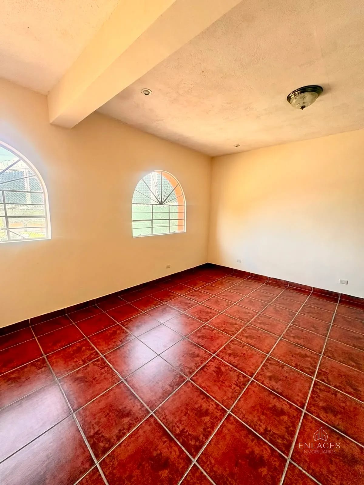 Zona 16 • Casa en Renta/Venta • Fuera de garita en Kanajuyú — Casa en Alquiler en Kanajuyú, Zona 16, Guatemala, Ciudad — foto 9 de 14