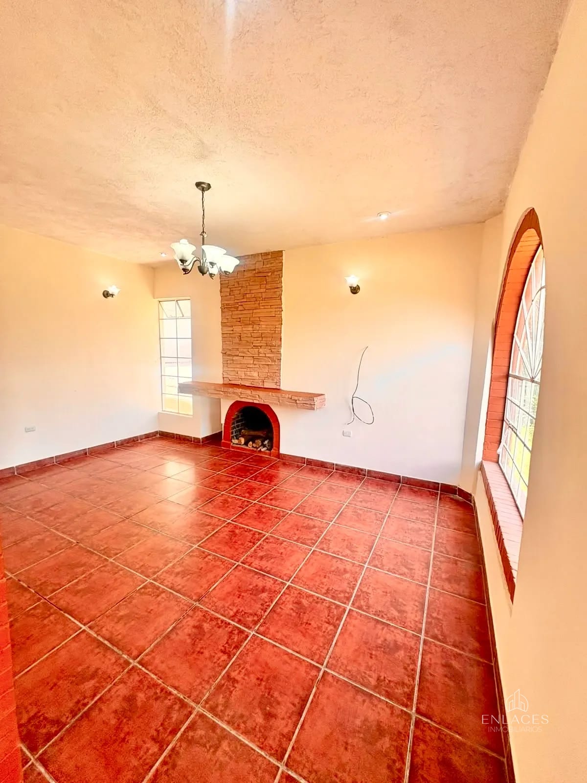 Zona 16 • Casa en Renta/Venta • Fuera de garita en Kanajuyú — Casa en Alquiler en Kanajuyú, Zona 16, Guatemala, Ciudad — foto 3 de 14