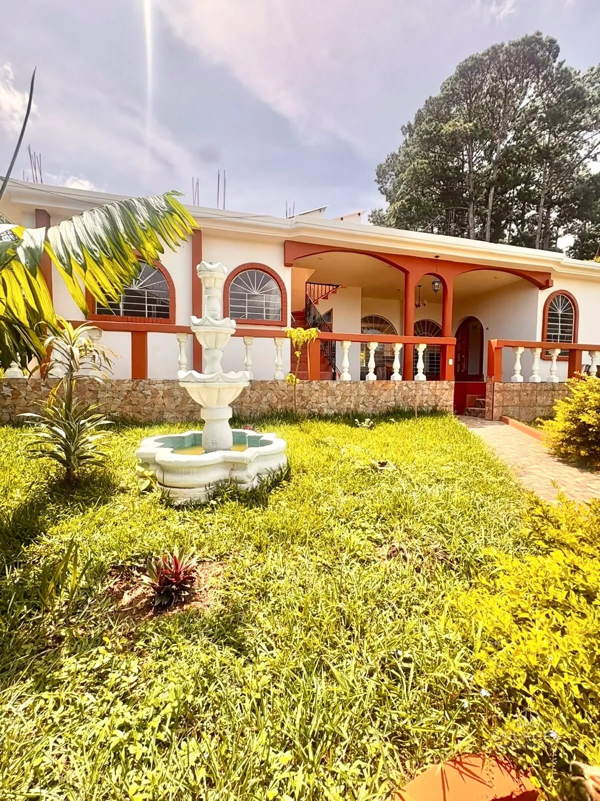 Zona 16 • Casa en Renta/Venta • Fuera de garita en Kanajuyú — Casa en Alquiler en Kanajuyú, Zona 16, Guatemala, Ciudad — foto 1 de 14