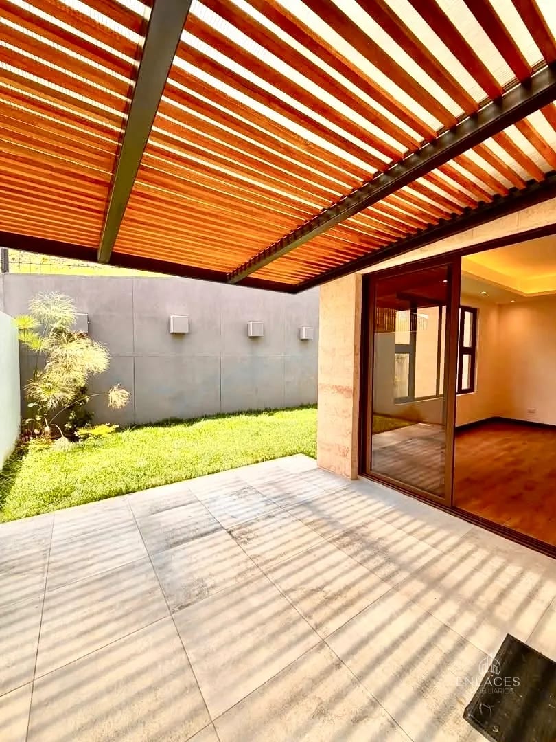 Zona 16 • Casa en Renta • Cond. La Reserva II, Lomas de San Isidro — Casa en Alquiler en Lomas de San Isidro - La Reserva, Zona 16, Guatemala, Ciudad — foto 5 de 9