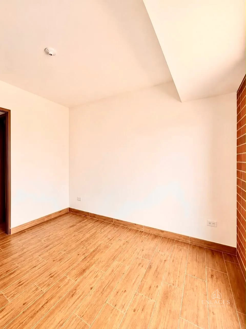 Zona 4 • Apartamento en Renta • Edificio Modra — Apartamento en Alquiler en Modra, Zona 4, Guatemala, Ciudad — foto 5 de 9