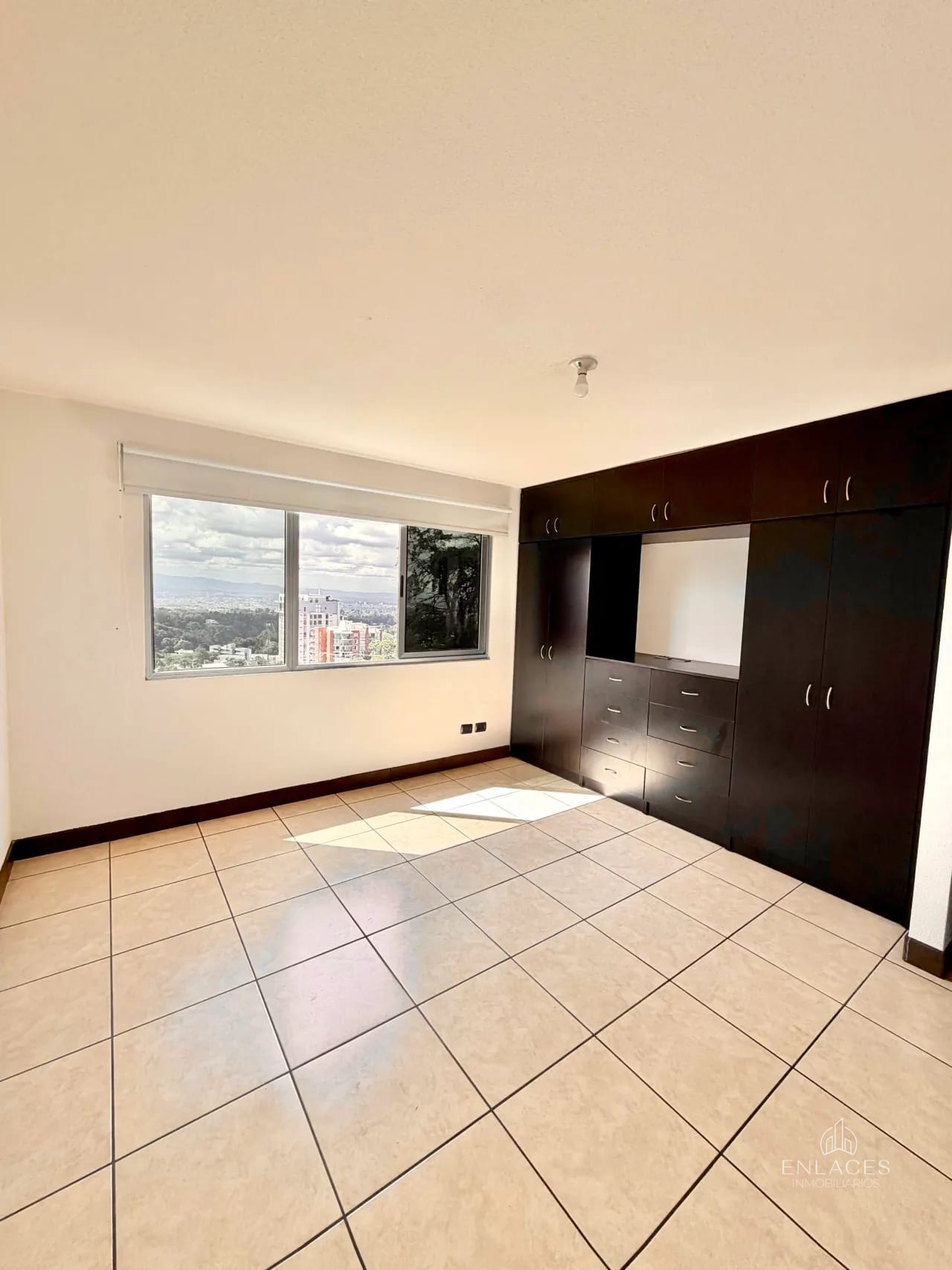 Zona 16 • Apartamento en Renta • Bosques de Euskadi — Apartamento en Alquiler en Bosques de Euskadi, Zona 16, Guatemala, Ciudad — foto 6 de 10