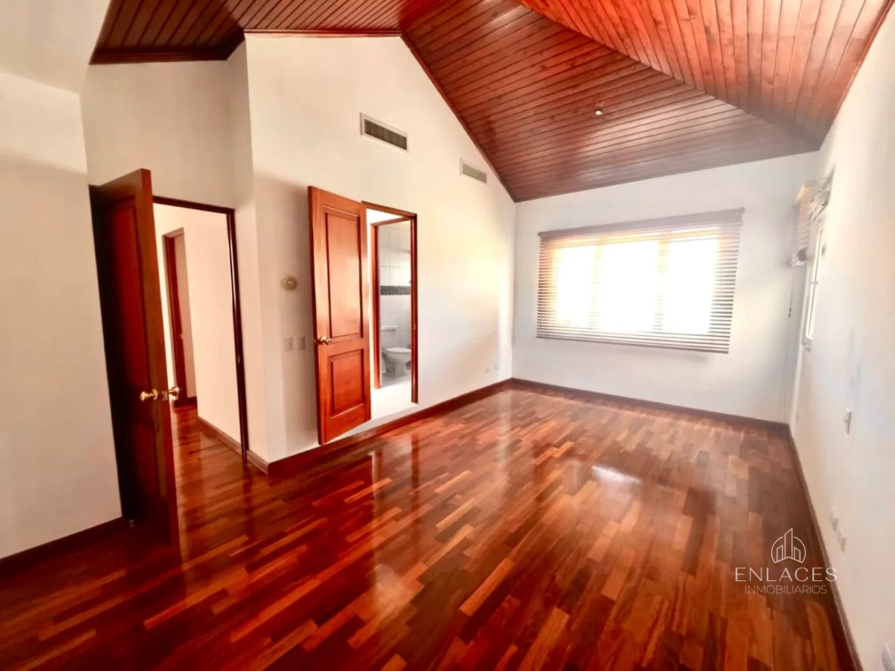 Zona 10 • Casa en Renta • Portal del Cortijo — Casa en Alquiler en Zona 10, Guatemala, Ciudad — foto 8 de 17