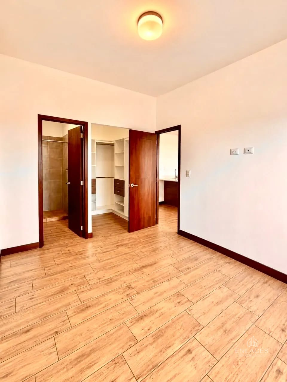 Zona 10 • Apartamento en Renta • Edificio Casalini — Apartamento en Alquiler en Cassalini, Zona 10, Guatemala, Ciudad — foto 8 de 13