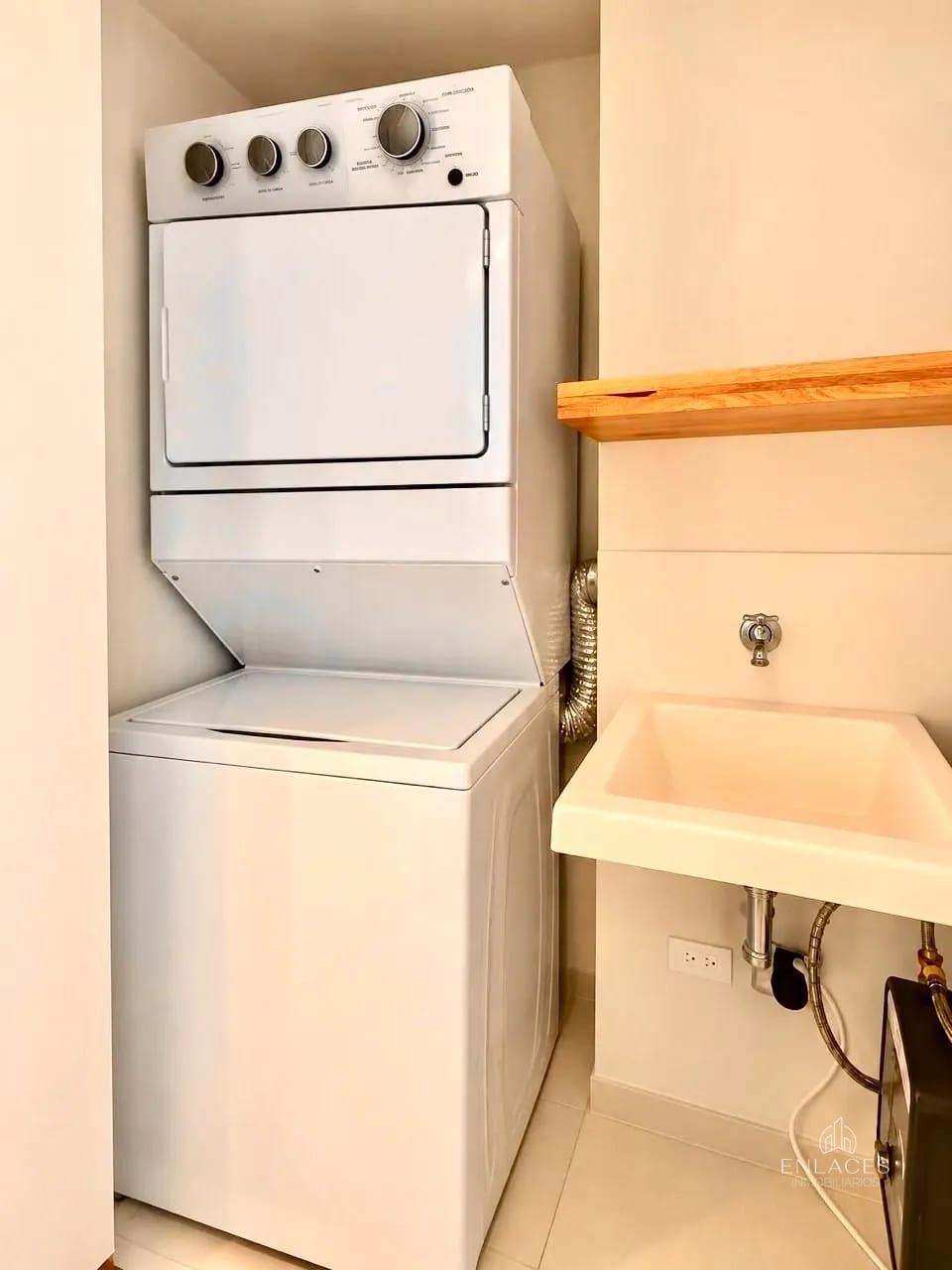 Zona 5 • Apartamento en Renta • Edificio Céntrico — Apartamento en Alquiler en Céntrico, Zona 5, Guatemala, Ciudad — foto 8 de 11