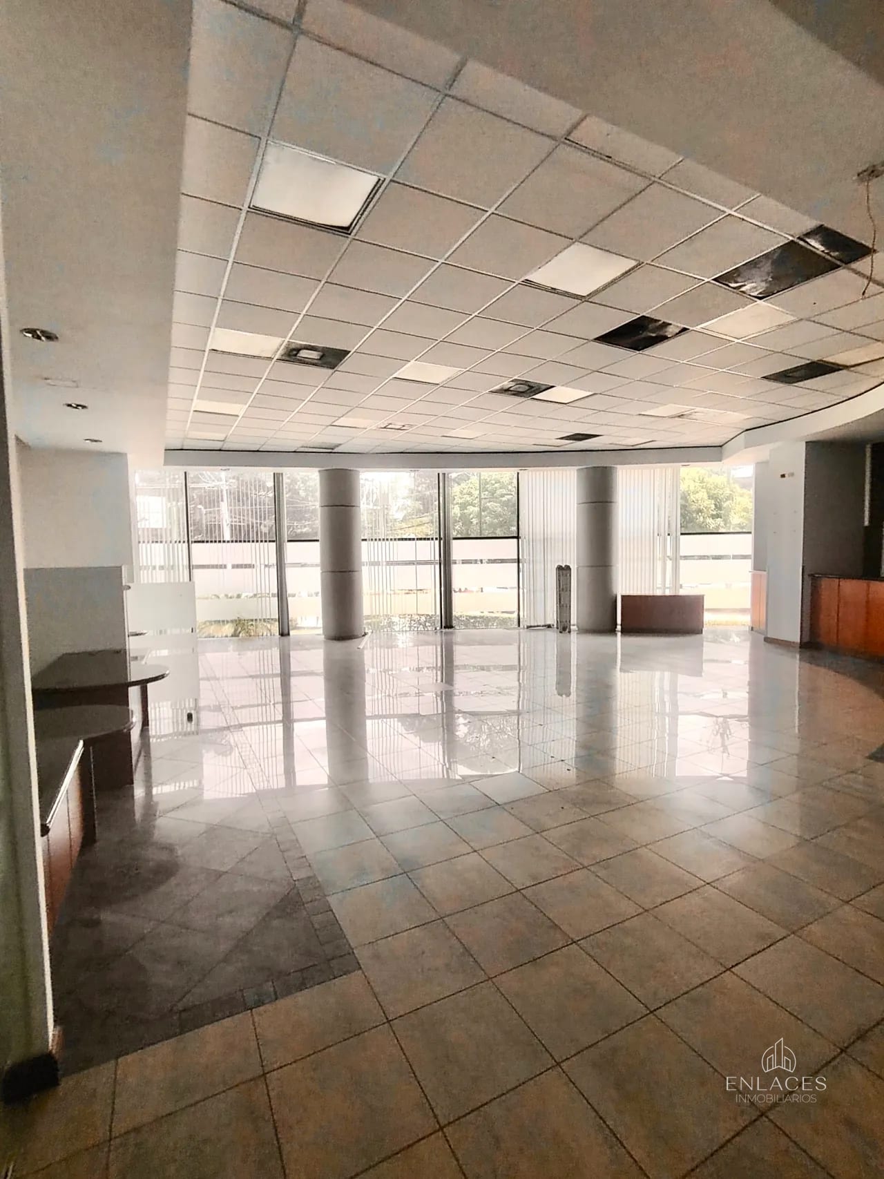 Zona 10 • Local Comercial en Venta • Edificio Design Center — Local en Venta en Design Center, Zona 10, Guatemala, Ciudad — foto 8 de 10