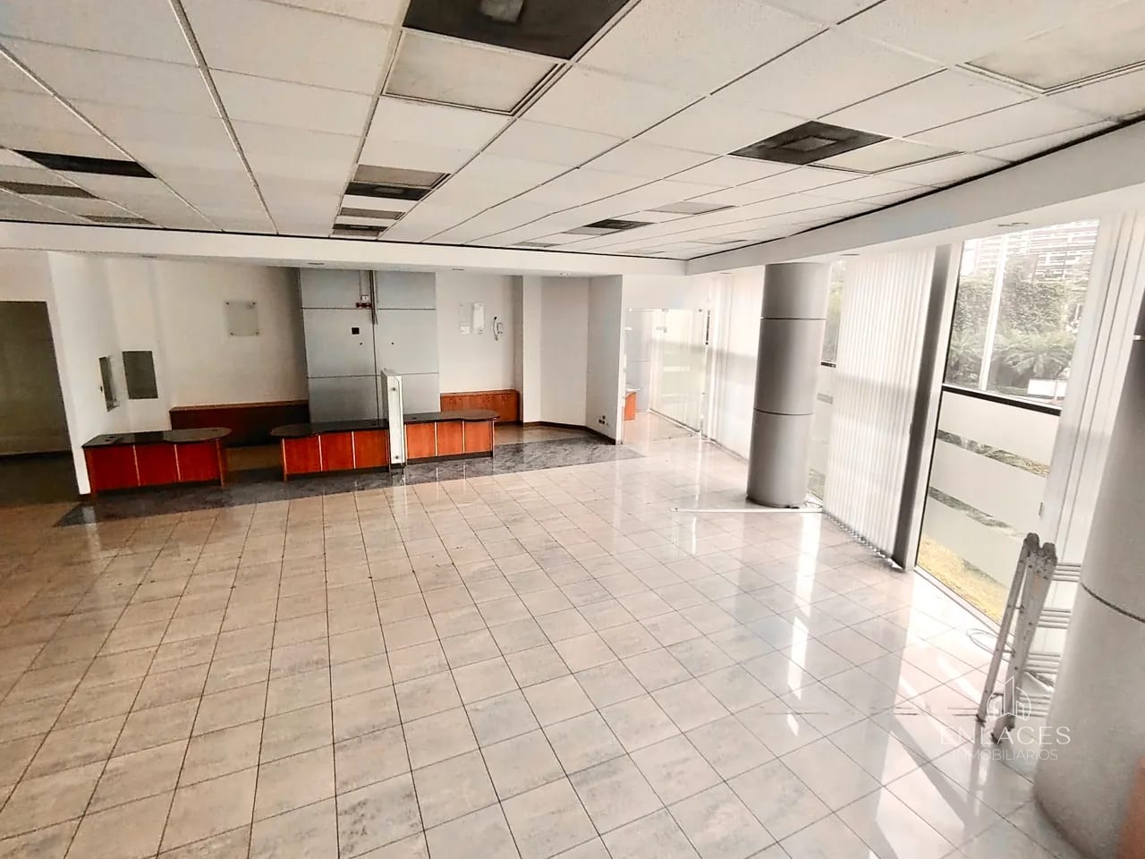 Zona 10 • Local Comercial en Venta • Edificio Design Center — Local en Venta en Design Center, Zona 10, Guatemala, Ciudad — foto 9 de 10
