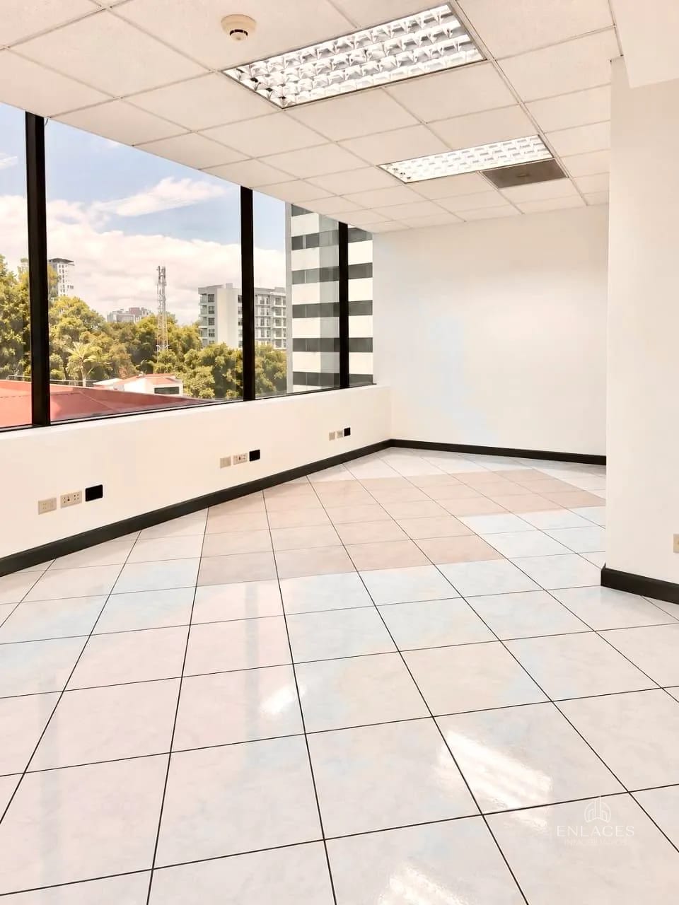 Zona 10 • Oficina en Renta/Venta • Centro Empresarial Zona Pradera — Oficina en Alquiler en Zona Pradera, Zona 10, Guatemala, Ciudad — foto 3 de 7