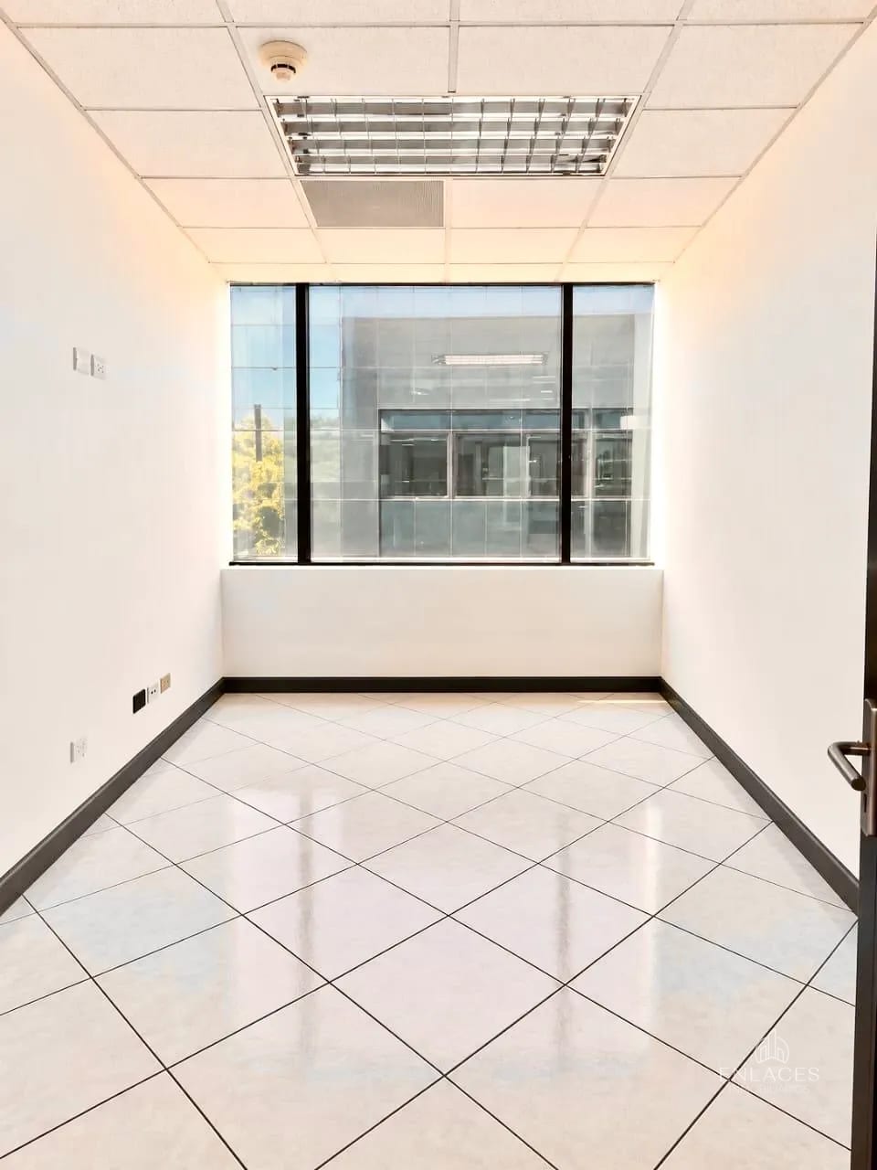 Zona 10 • Oficina en Renta/Venta • Centro Empresarial Zona Pradera — Oficina en Alquiler en Zona Pradera, Zona 10, Guatemala, Ciudad — foto 6 de 7
