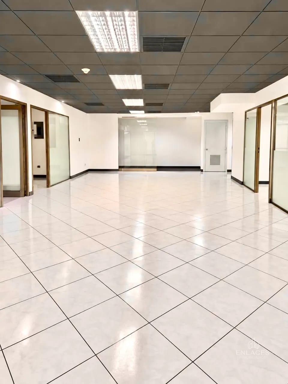 Zona 10 • Oficina en Renta/Venta • Centro Empresarial Zona Pradera — Oficina en Alquiler en Zona Pradera, Zona 10, Guatemala, Ciudad — foto 1 de 7