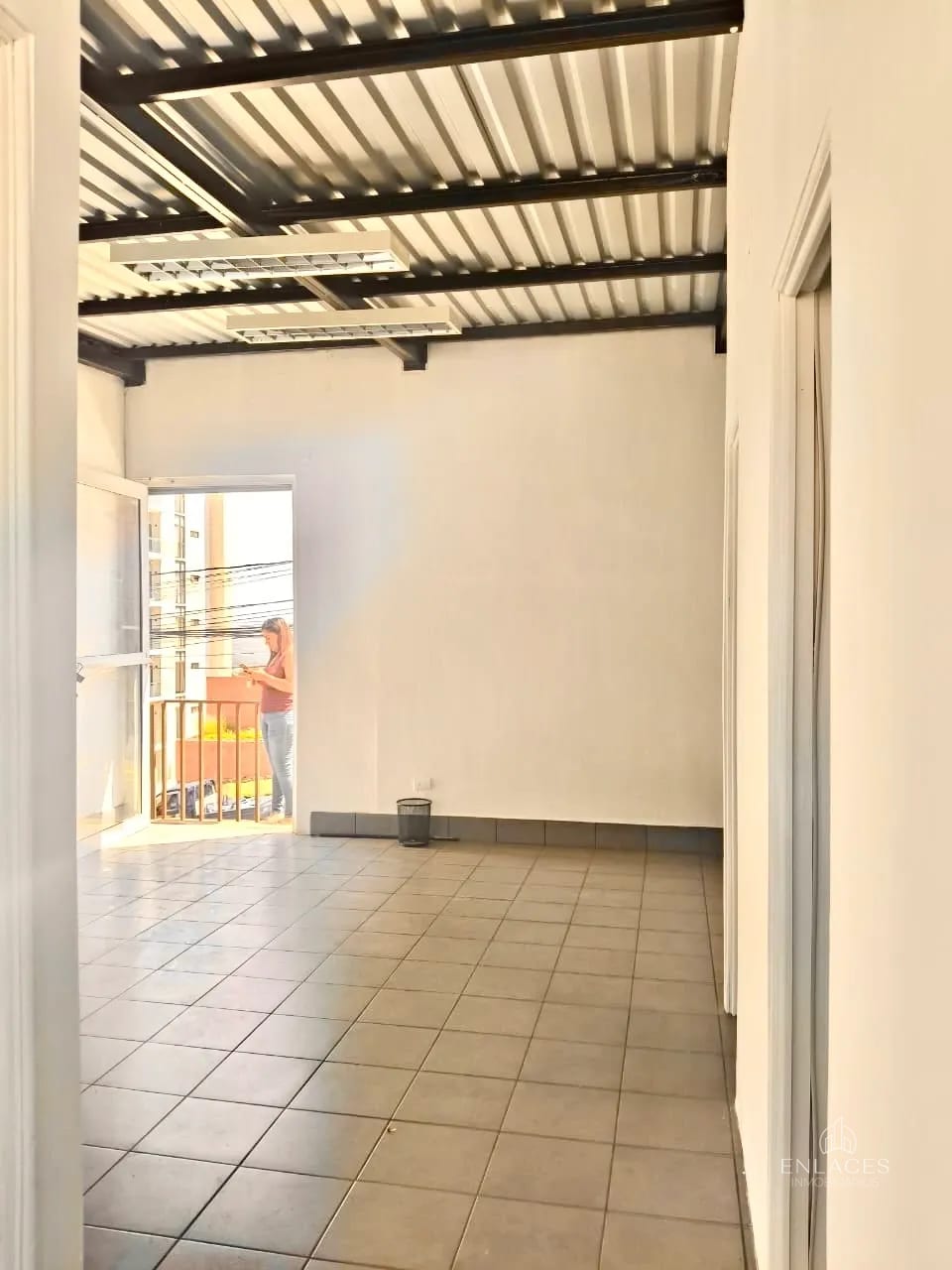 Zona 16 • Local Comercial en Renta • Frente a Plaza Comercial Cascata — Local en Alquiler en Zona 16, Guatemala, Ciudad — foto 4 de 7
