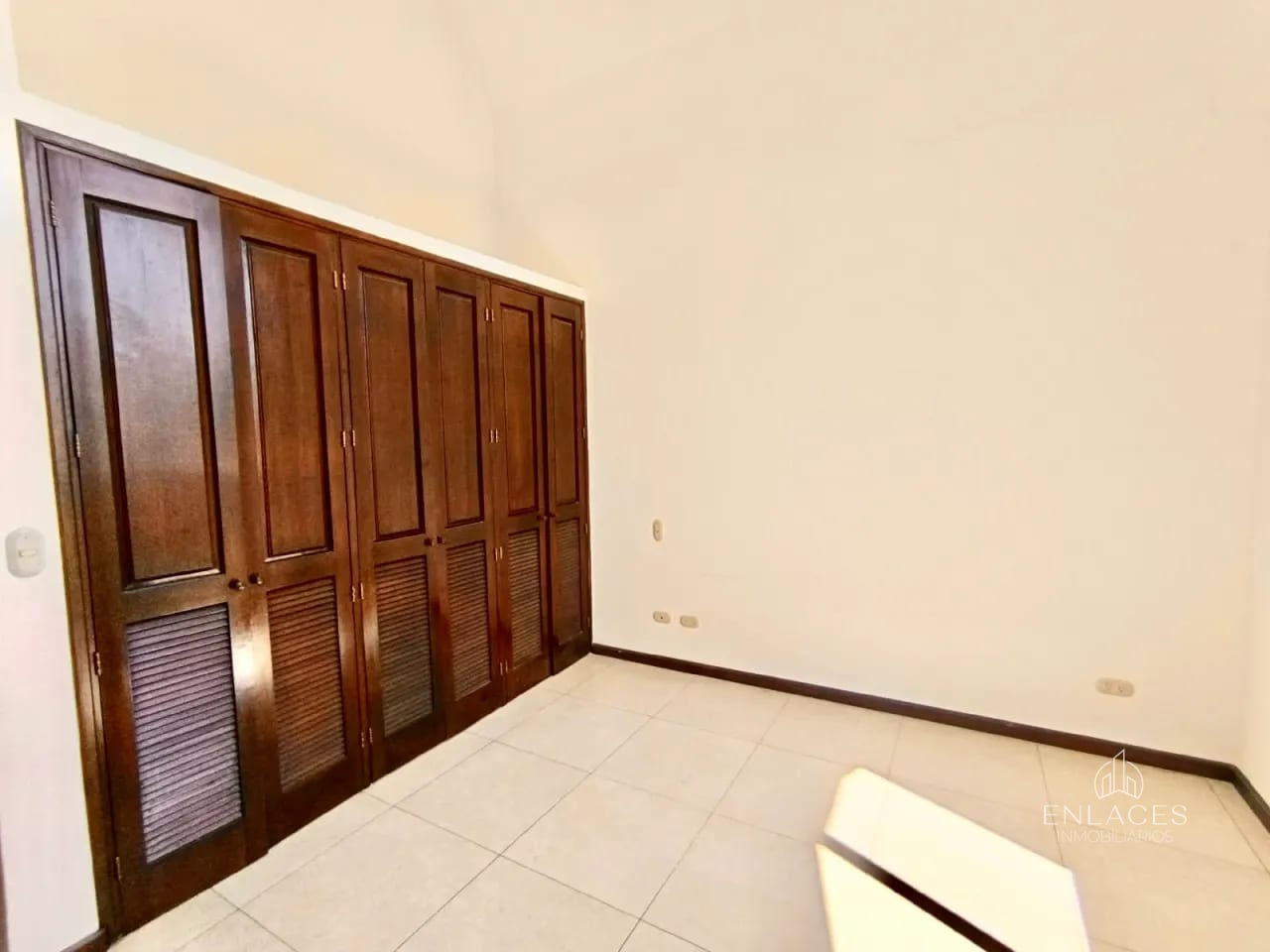 Zona 10 • Casa en Renta • Condominio Reina Sofía — Casa en Alquiler en Zona 10, Guatemala, Ciudad — foto 12 de 17