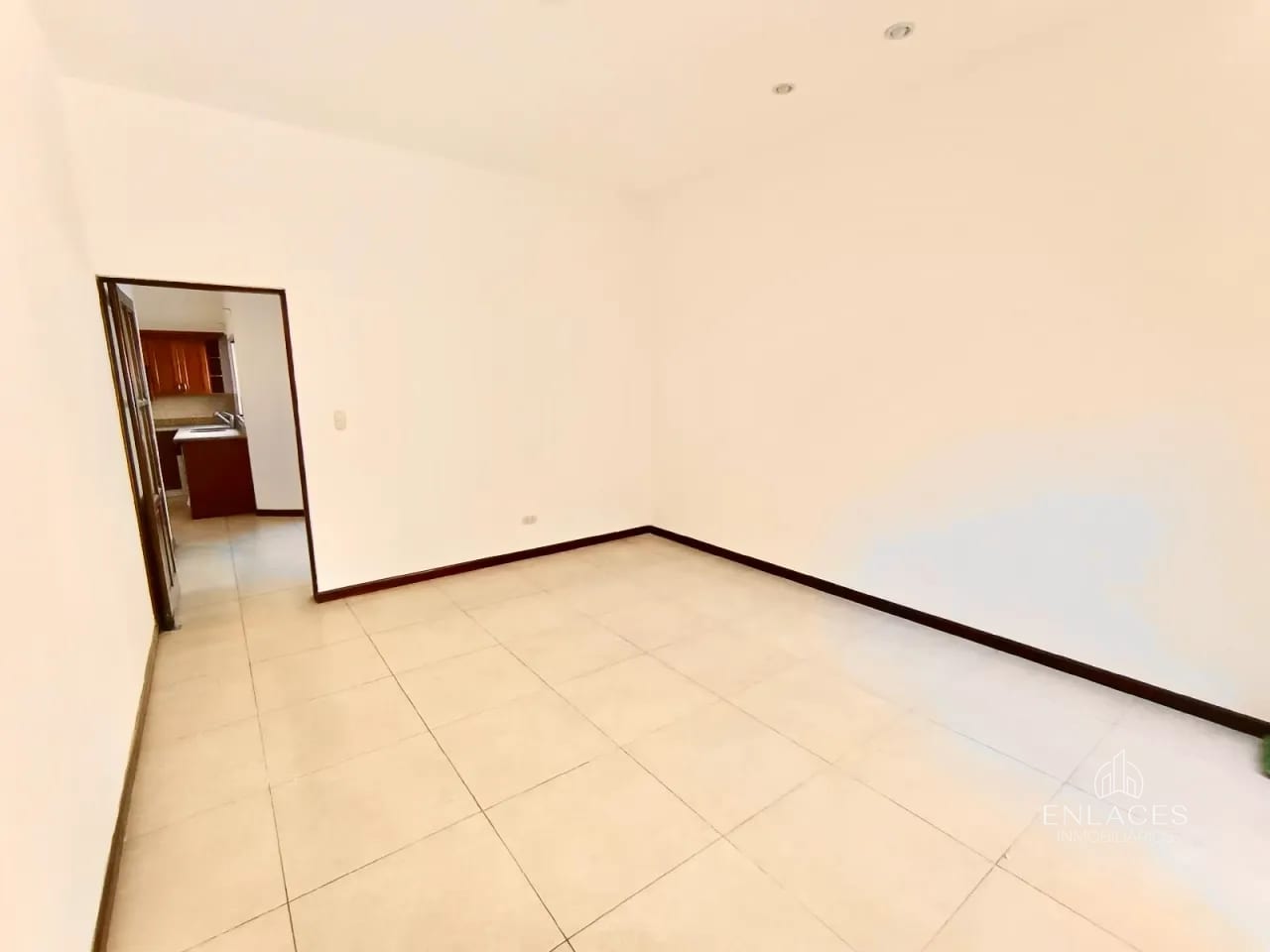 Zona 10 • Casa en Renta • Condominio Reina Sofía — Casa en Alquiler en Zona 10, Guatemala, Ciudad — foto 13 de 17