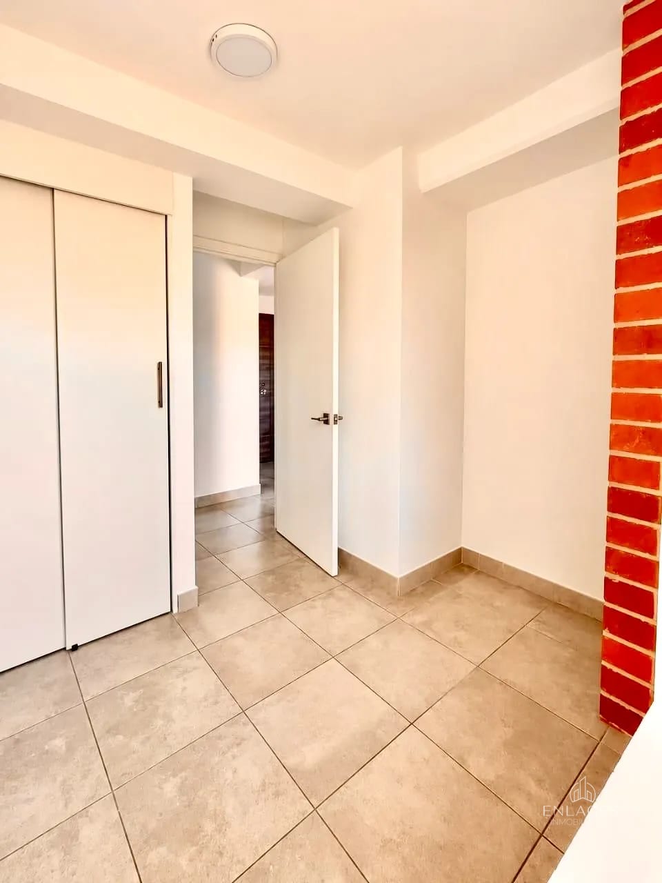 Zona 4 • Apartamento en Renta • Edificio Modra — Apartamento en Alquiler en Modra, Zona 4, Guatemala, Ciudad — foto 5 de 11