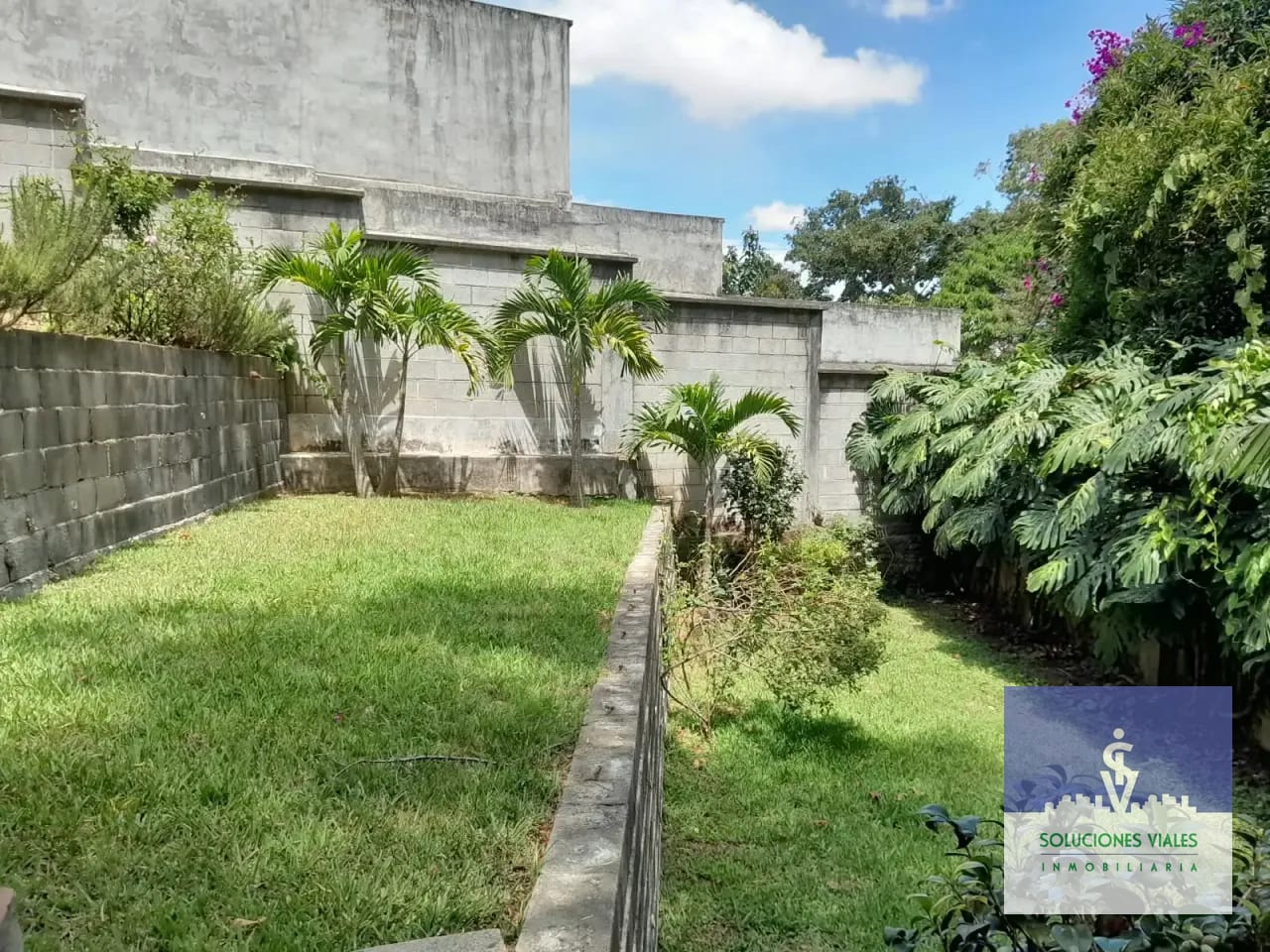 Jardín — Alquilo Casa Moderna Zona 15, Dentro de Garita — Casa en Alquiler en Trinidad, Zona 15, Guatemala, Ciudad — foto 2 de 15