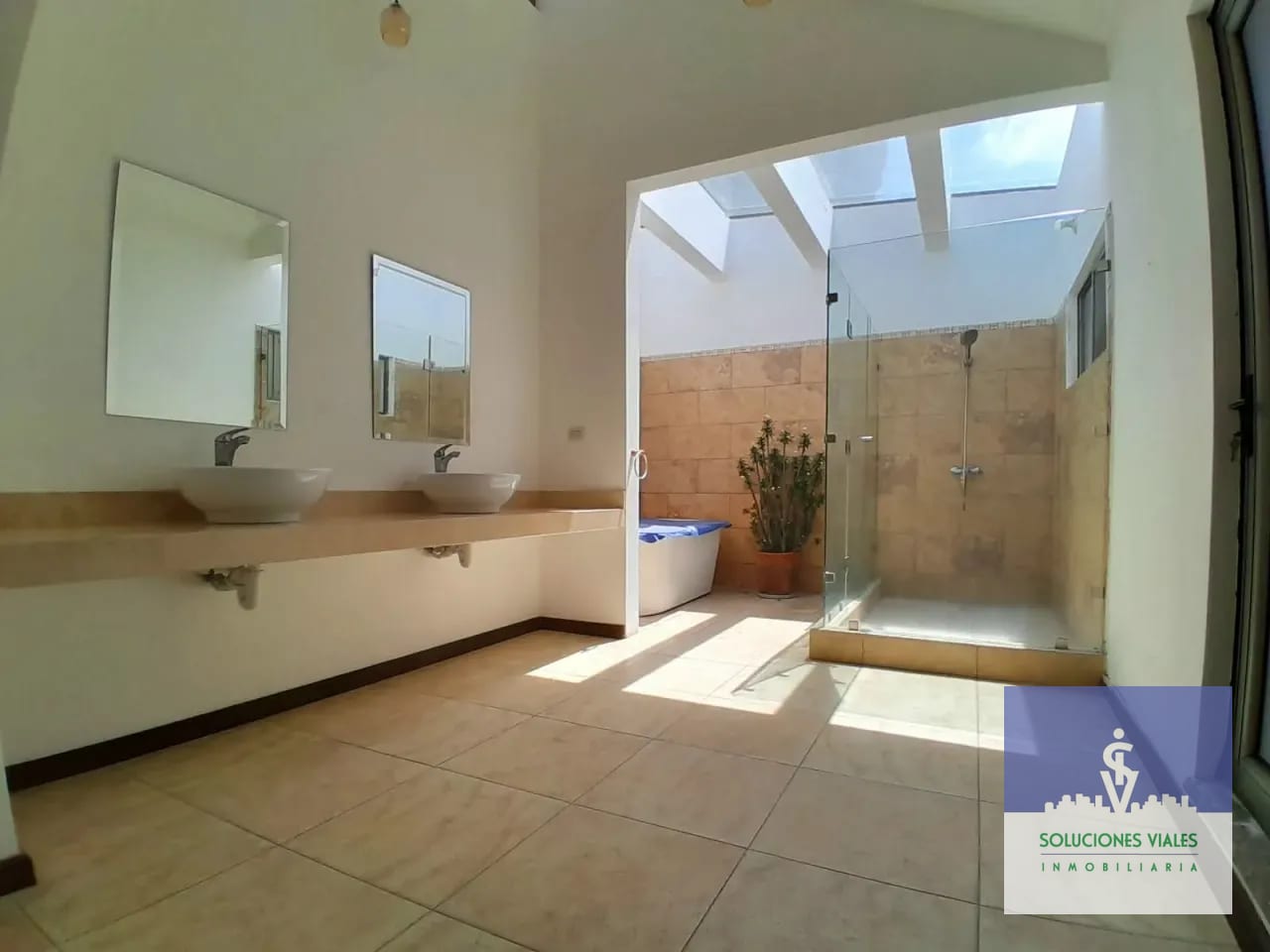Baño — Alquilo Casa Moderna Zona 15, Dentro de Garita — Casa en Alquiler en Trinidad, Zona 15, Guatemala, Ciudad — foto 10 de 15